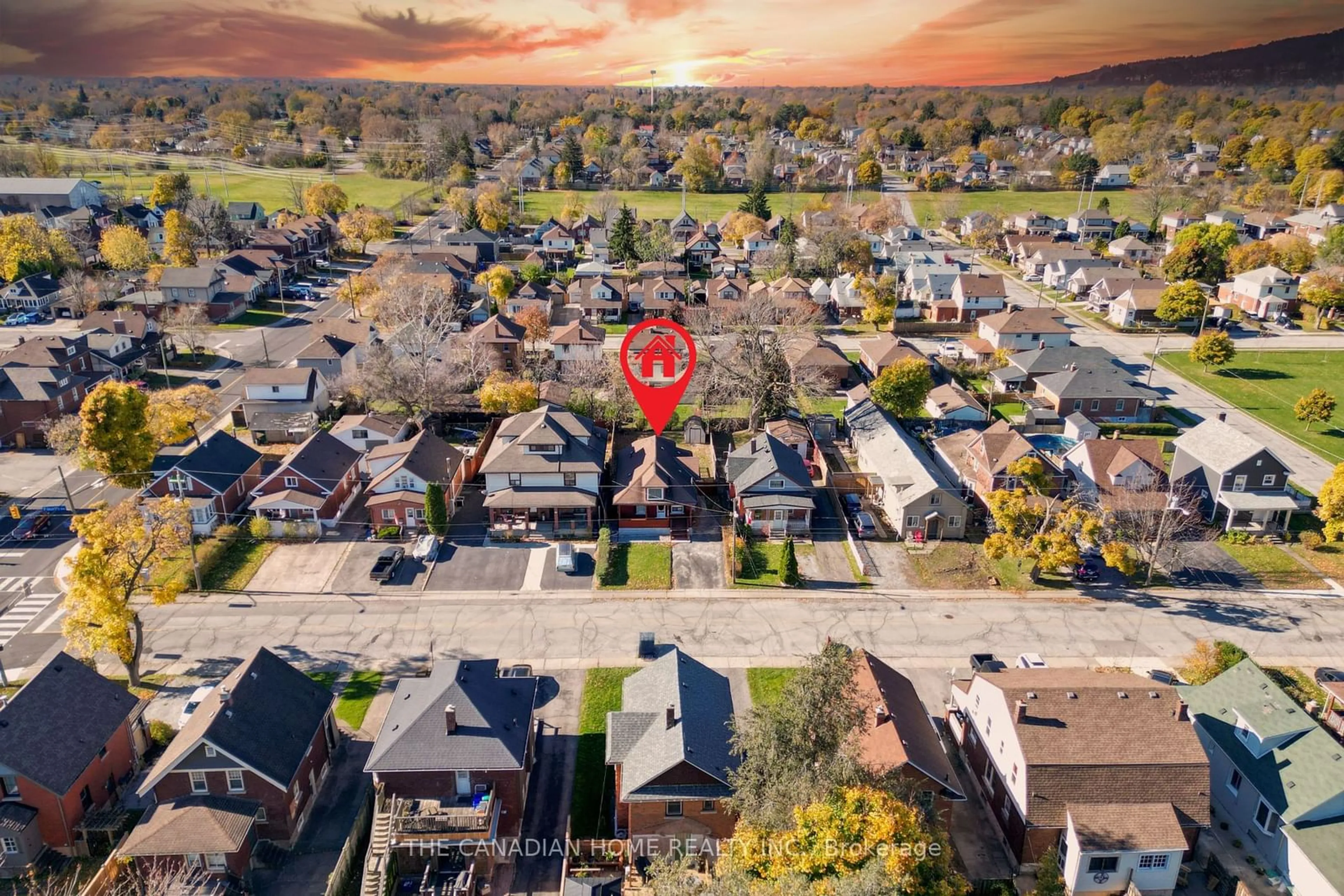 Frontside or backside of a home, the street view for 4755 FOURTH Ave, Niagara Falls Ontario L2E 4N9