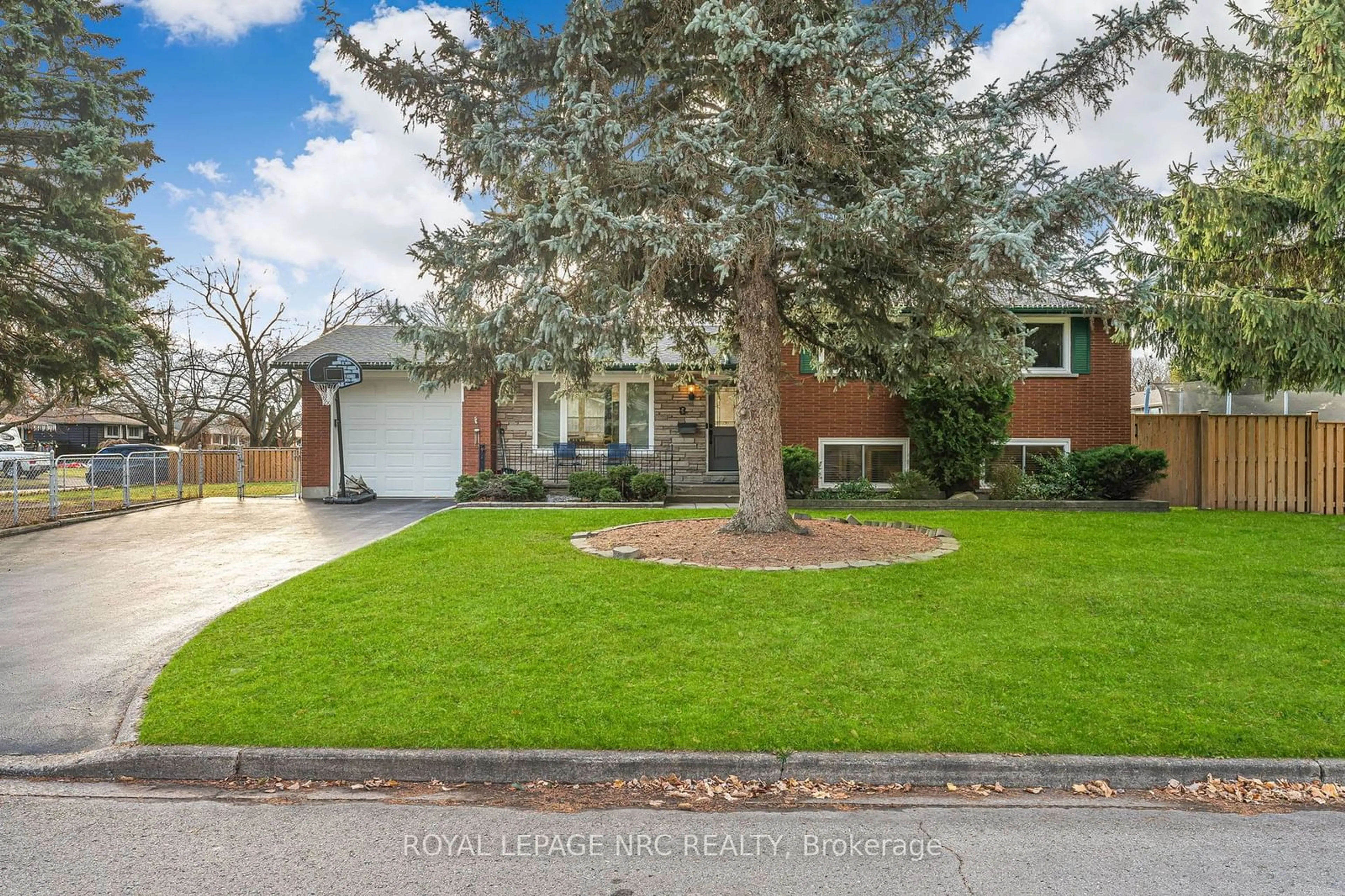 Frontside or backside of a home, the street view for 3 Hudson Dr, St. Catharines Ontario L2M 2J2