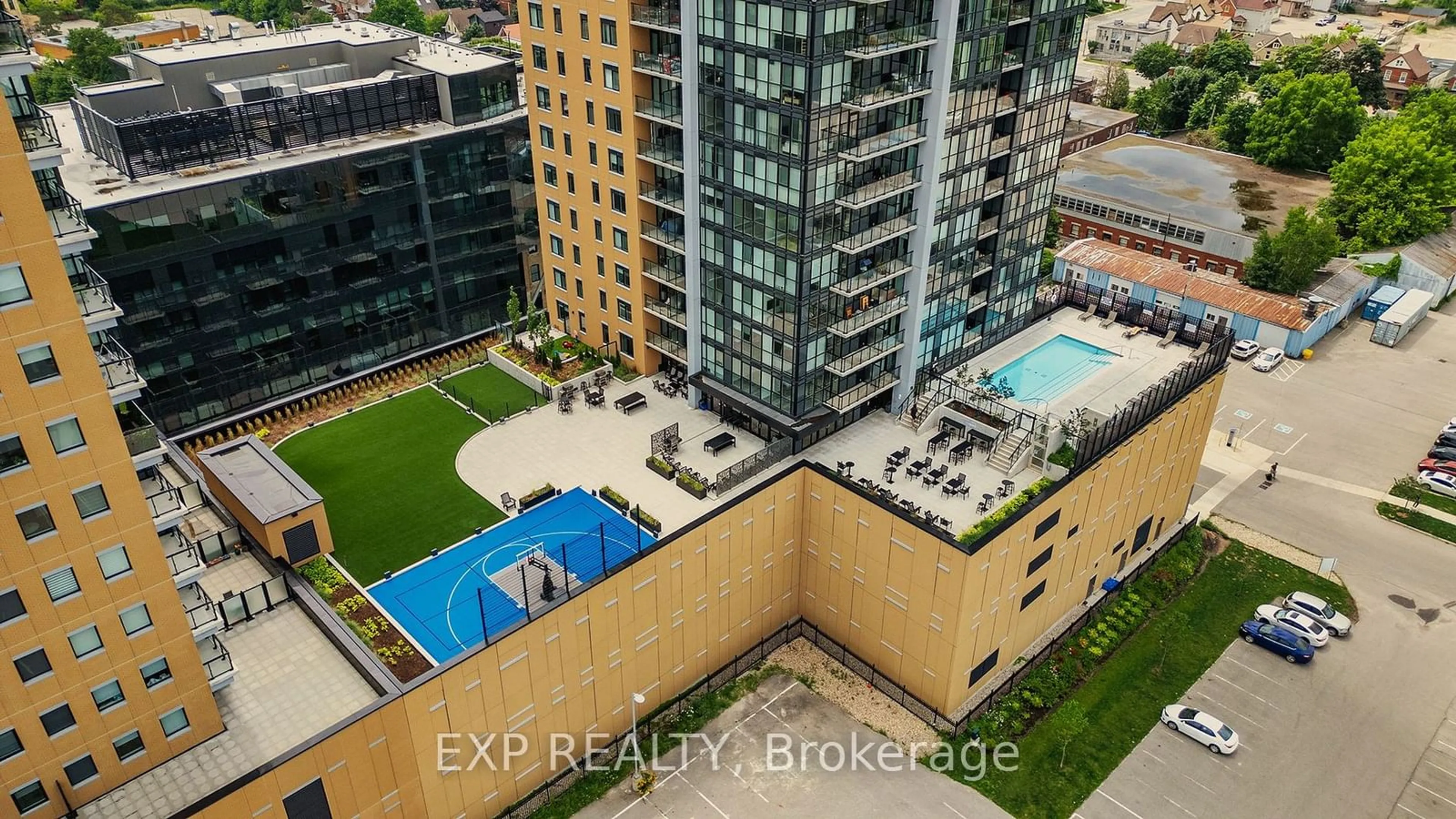 Indoor or outdoor pool for 100 Garment St #1104, Kitchener Ontario N2G 0C3