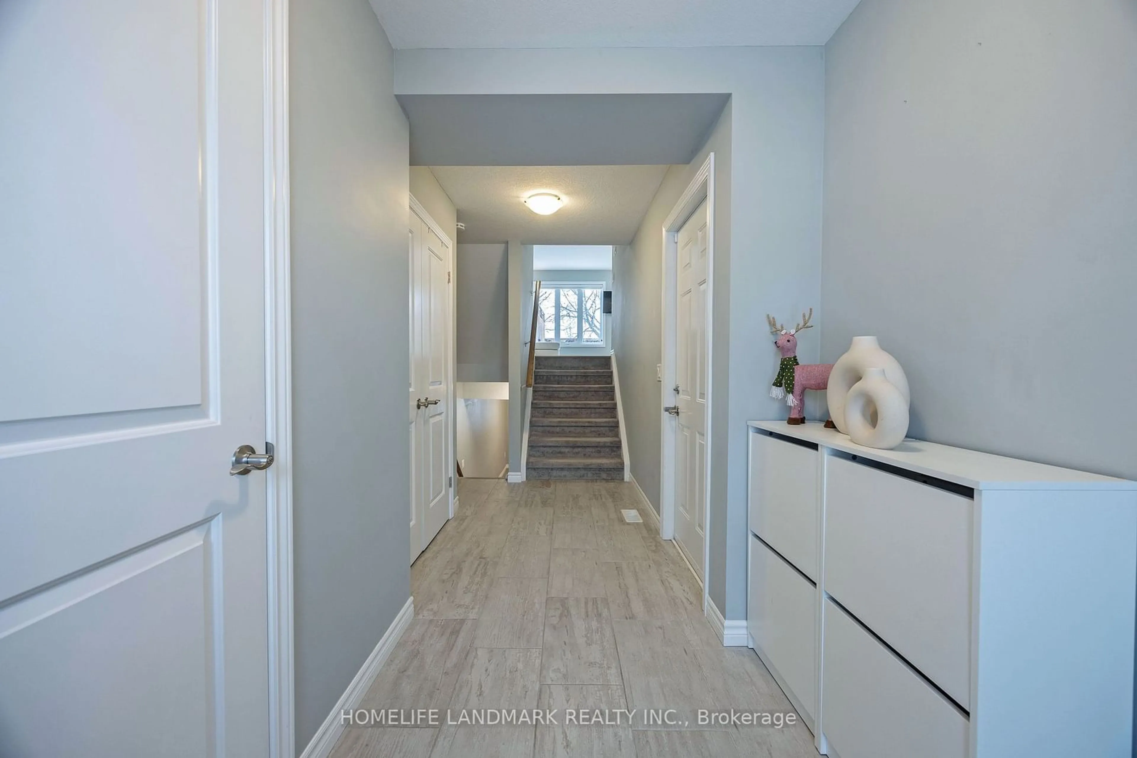 Indoor entryway, wood floors for 1061 Eagletrace Dr #79, London Ontario N6G 0T3