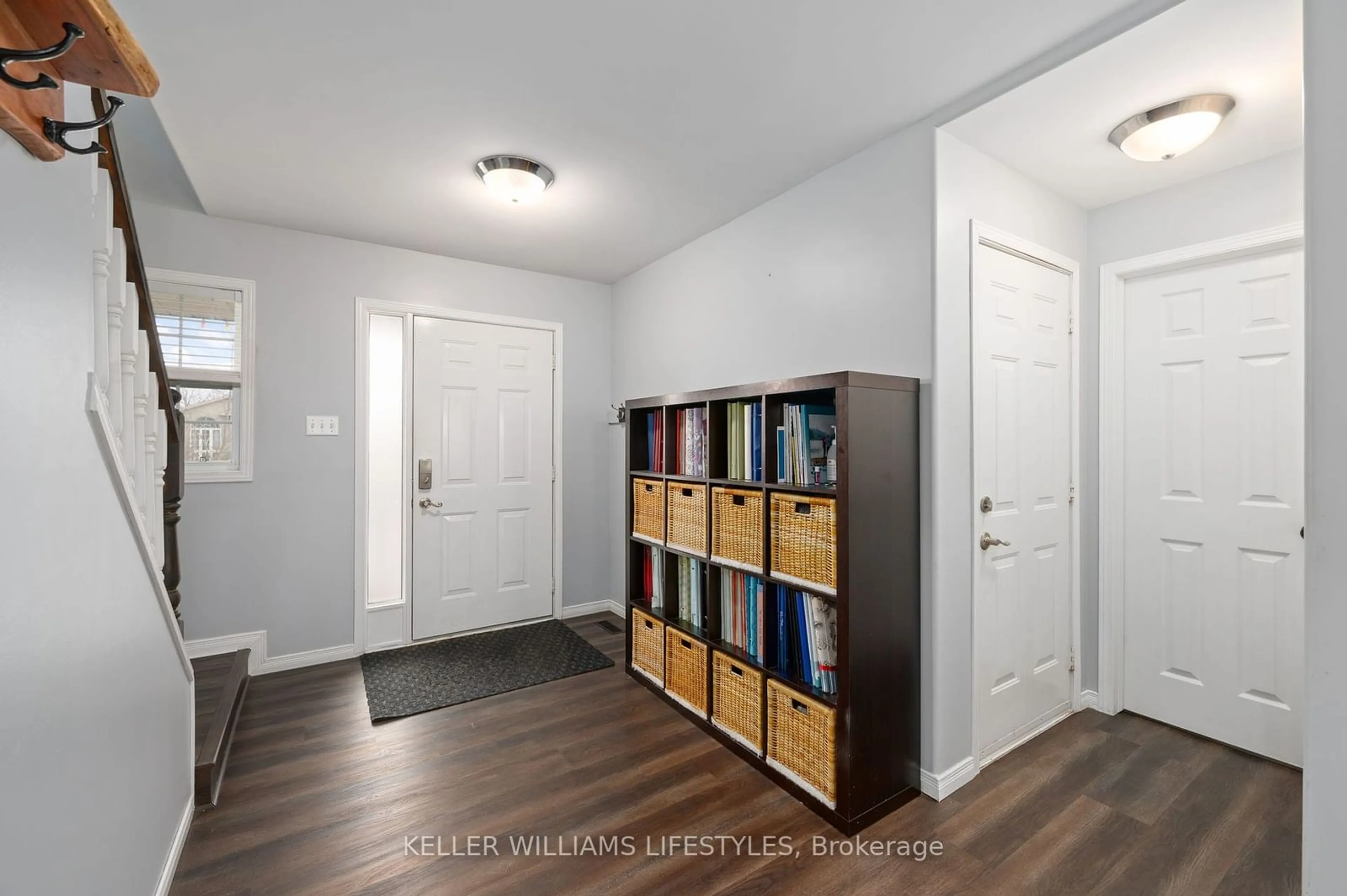 Indoor entryway, wood floors for 10025 Florence St, St. Thomas Ontario N5P 4L6