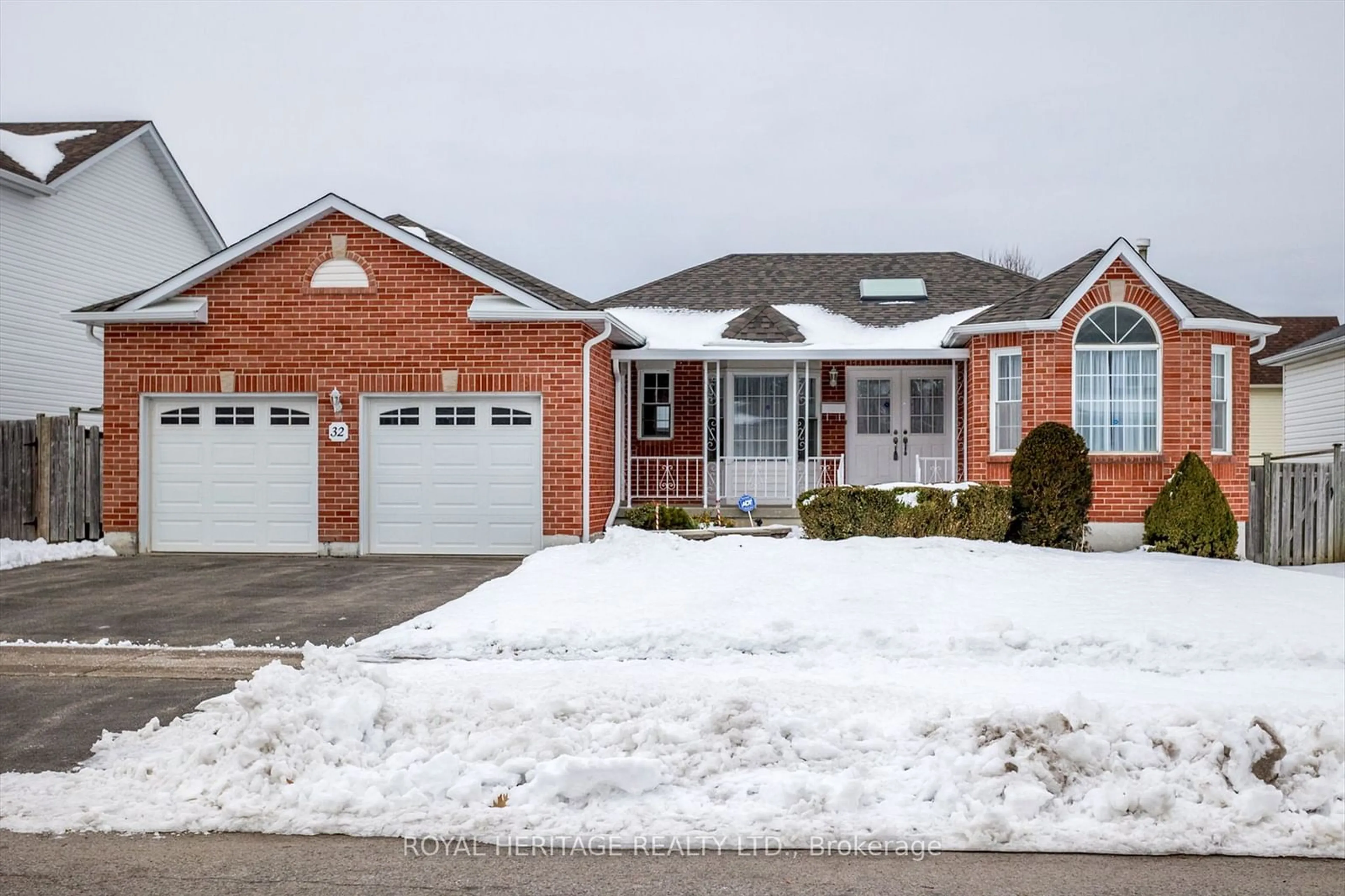 Home with brick exterior material for 32 Elm Crt, Kawartha Lakes Ontario K9V 6B2