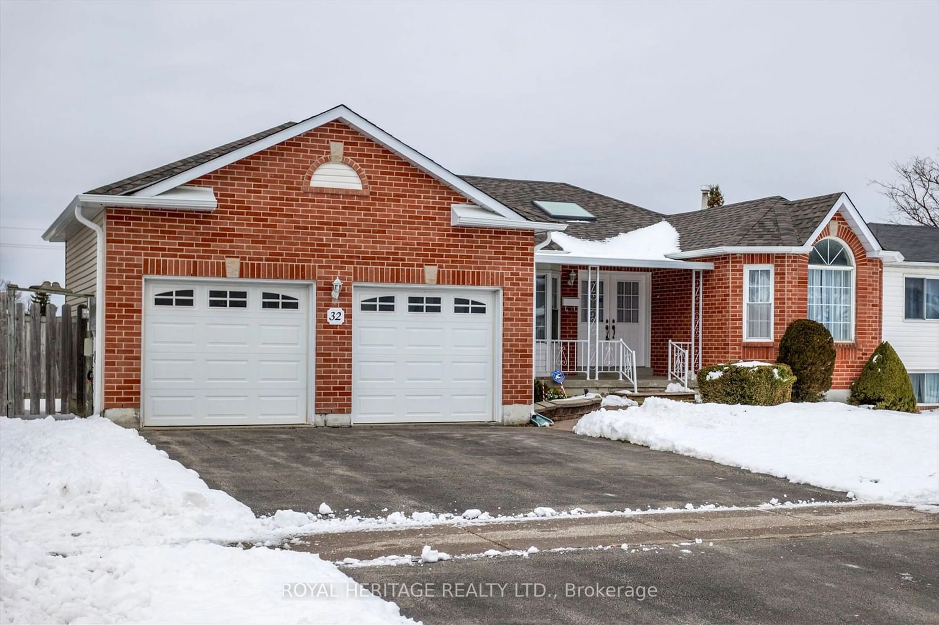 Home with brick exterior material for 32 Elm Crt, Kawartha Lakes Ontario K9V 6B2