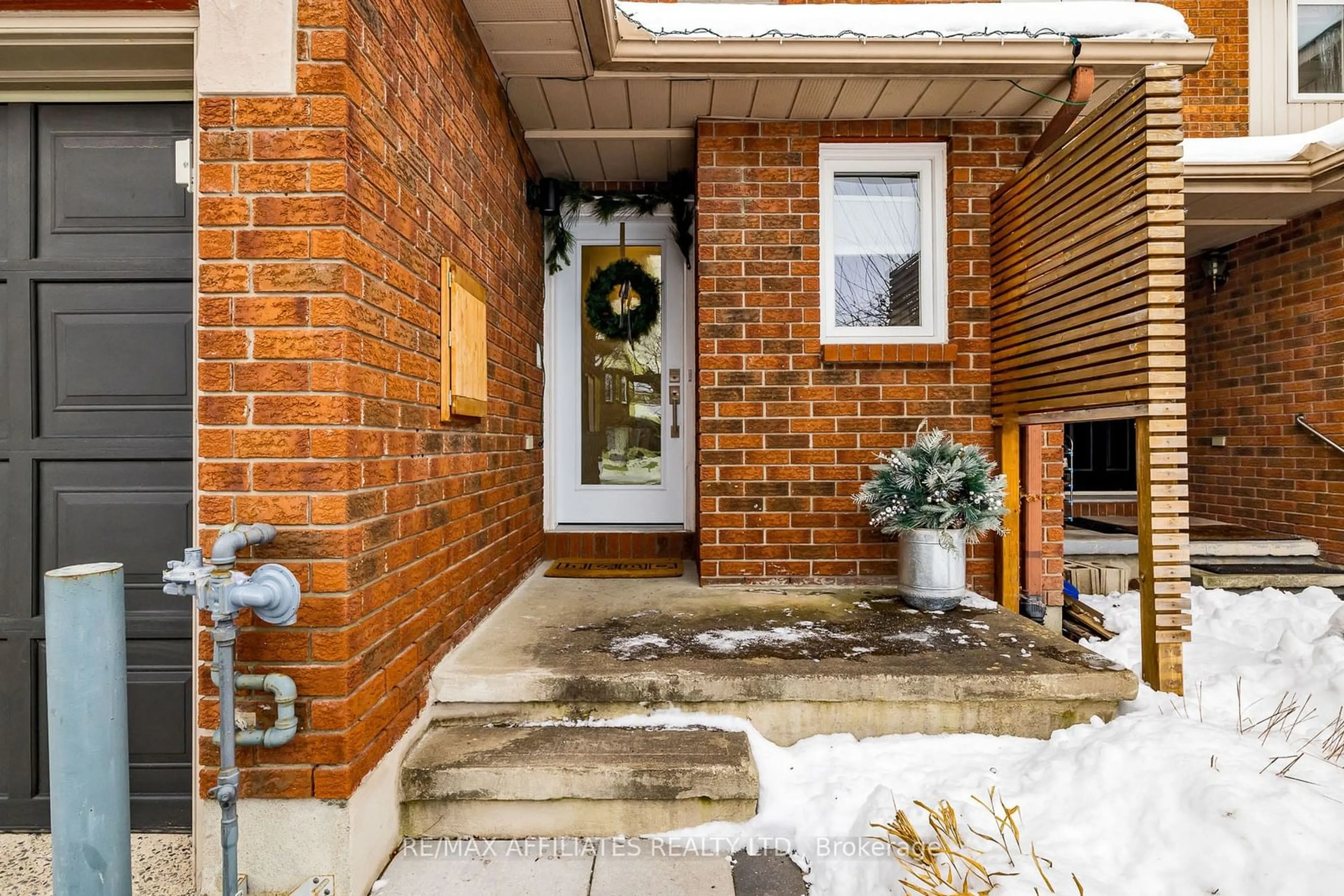 Indoor entryway, ceramic floors for 30 Harrington Crt, Kanata Ontario K2K 2S7