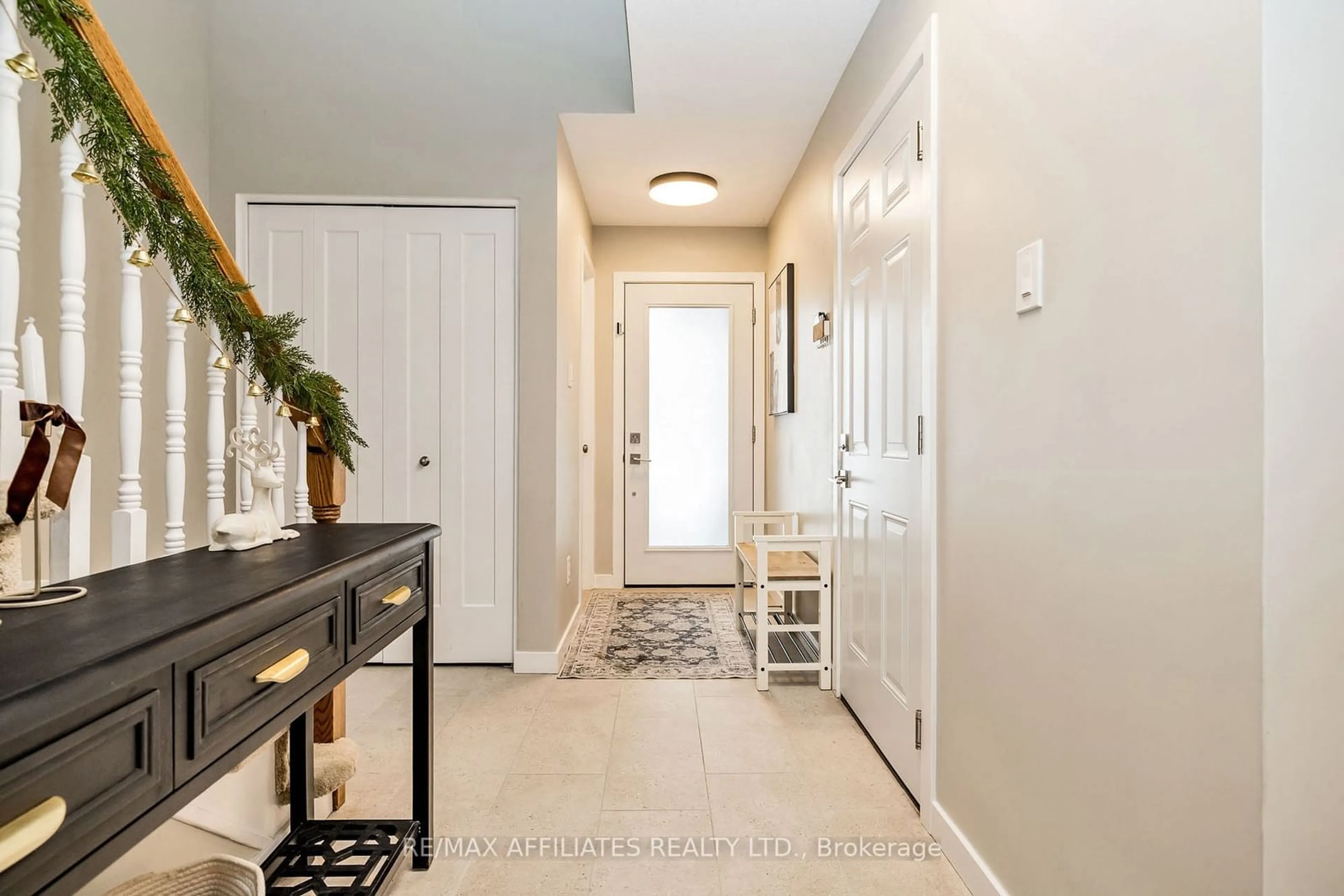 Indoor entryway, carpet floors for 30 Harrington Crt, Kanata Ontario K2K 2S7