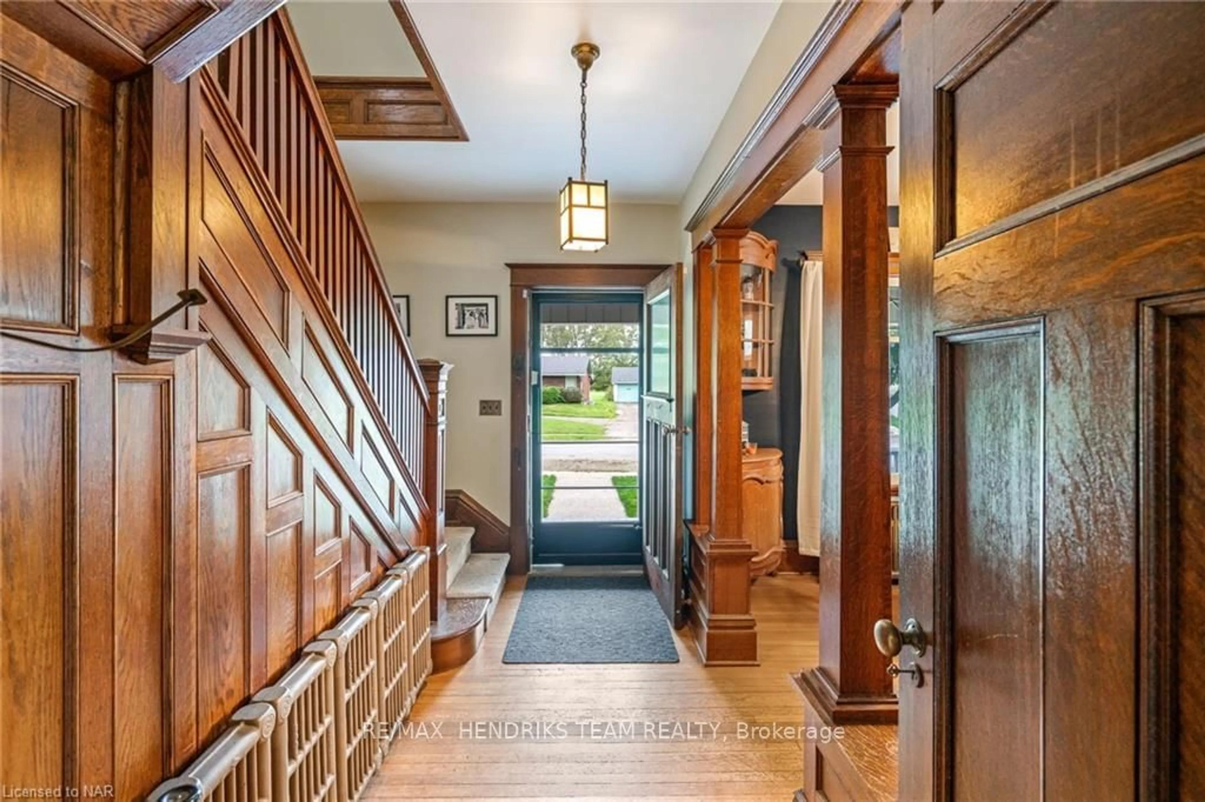 Indoor foyer, wood floors for 4119 Bridgeport Dr, Lincoln Ontario L0R 1S0