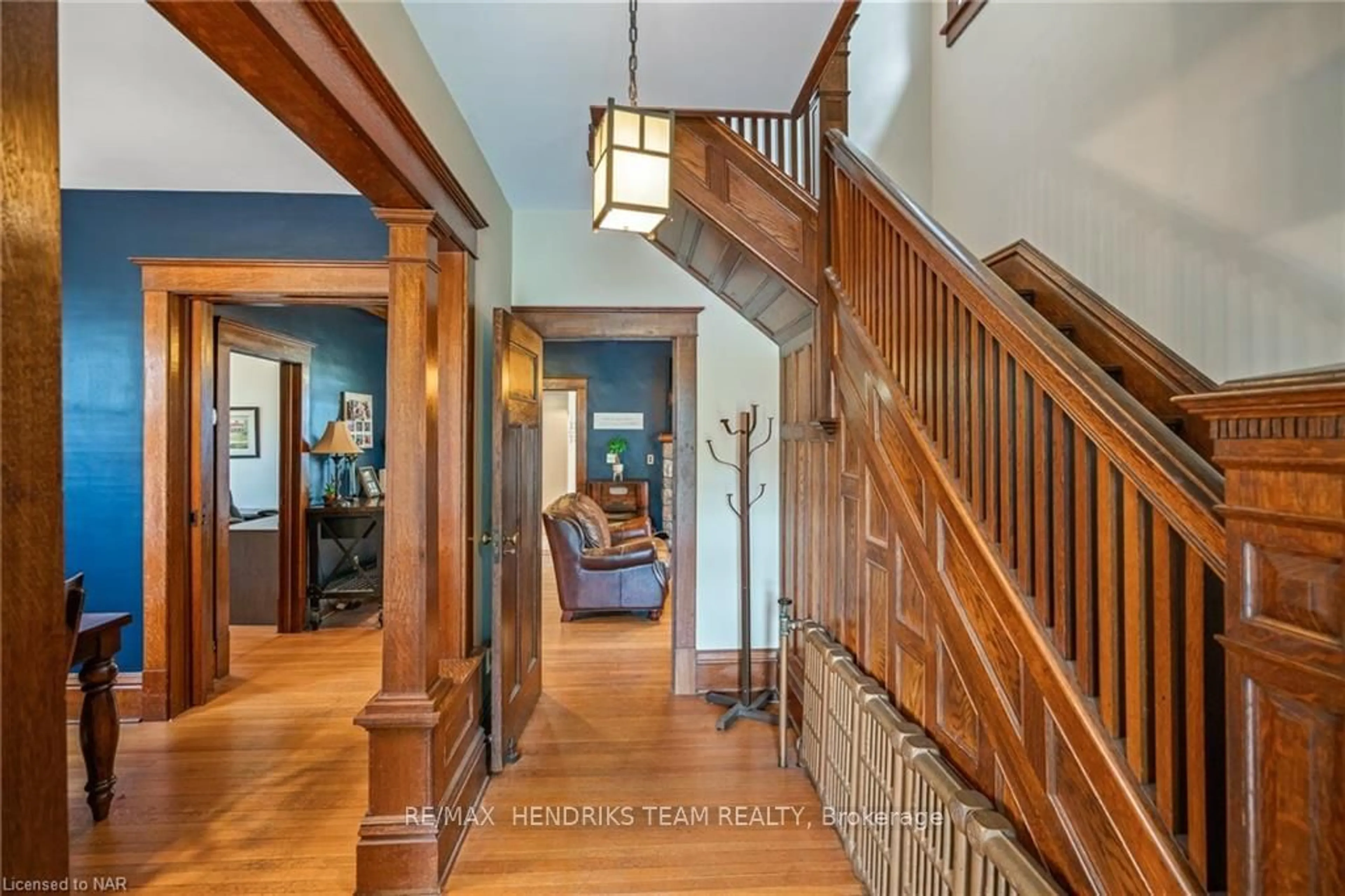 Indoor foyer, wood floors for 4119 Bridgeport Dr, Lincoln Ontario L0R 1S0