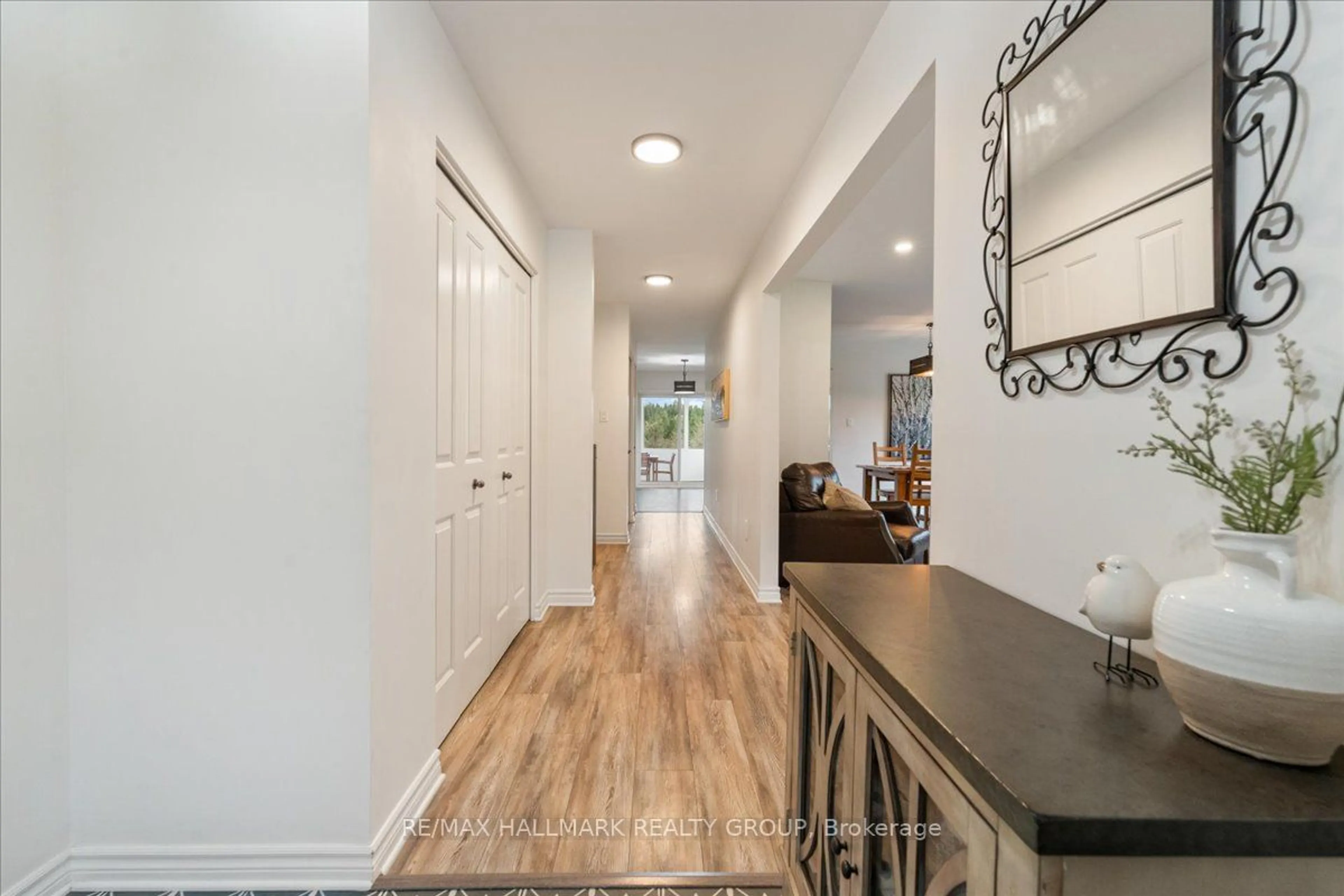 Indoor entryway, wood floors for 807 St Felix Rd, Clarence-Rockland Ontario K0A 2A0