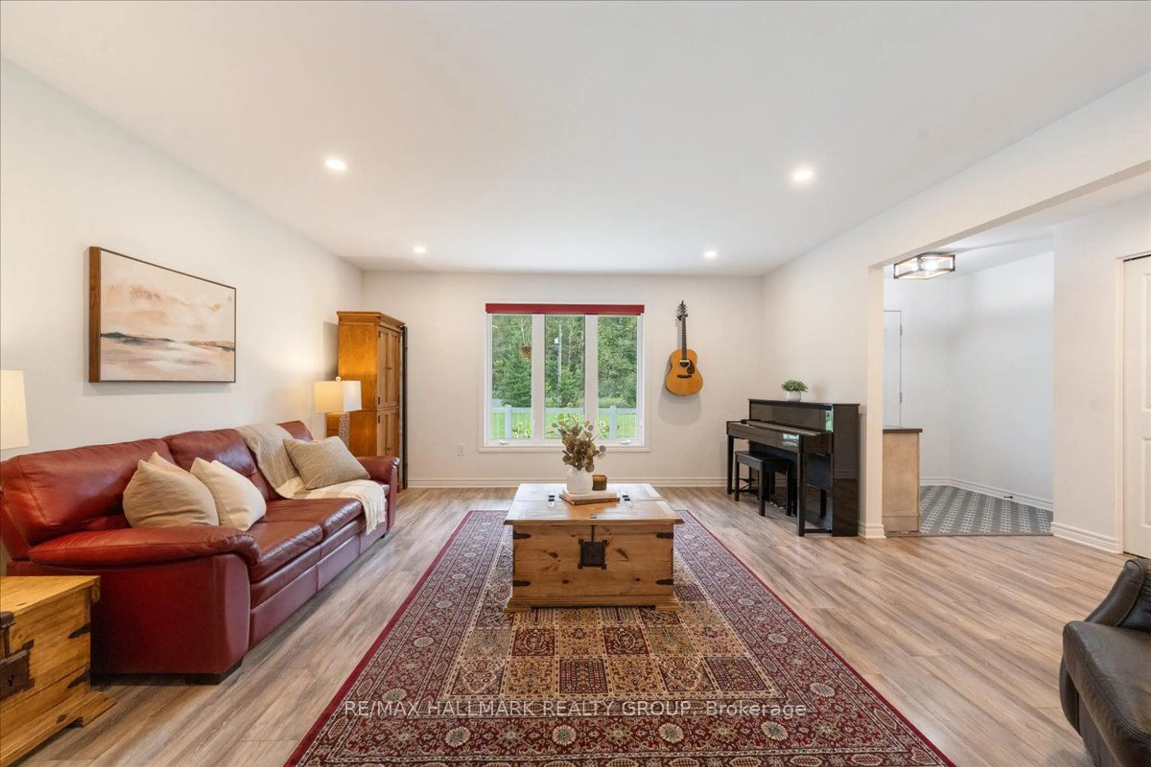 Living room, wood floors for 807 St Felix Rd, Clarence-Rockland Ontario K0A 2A0