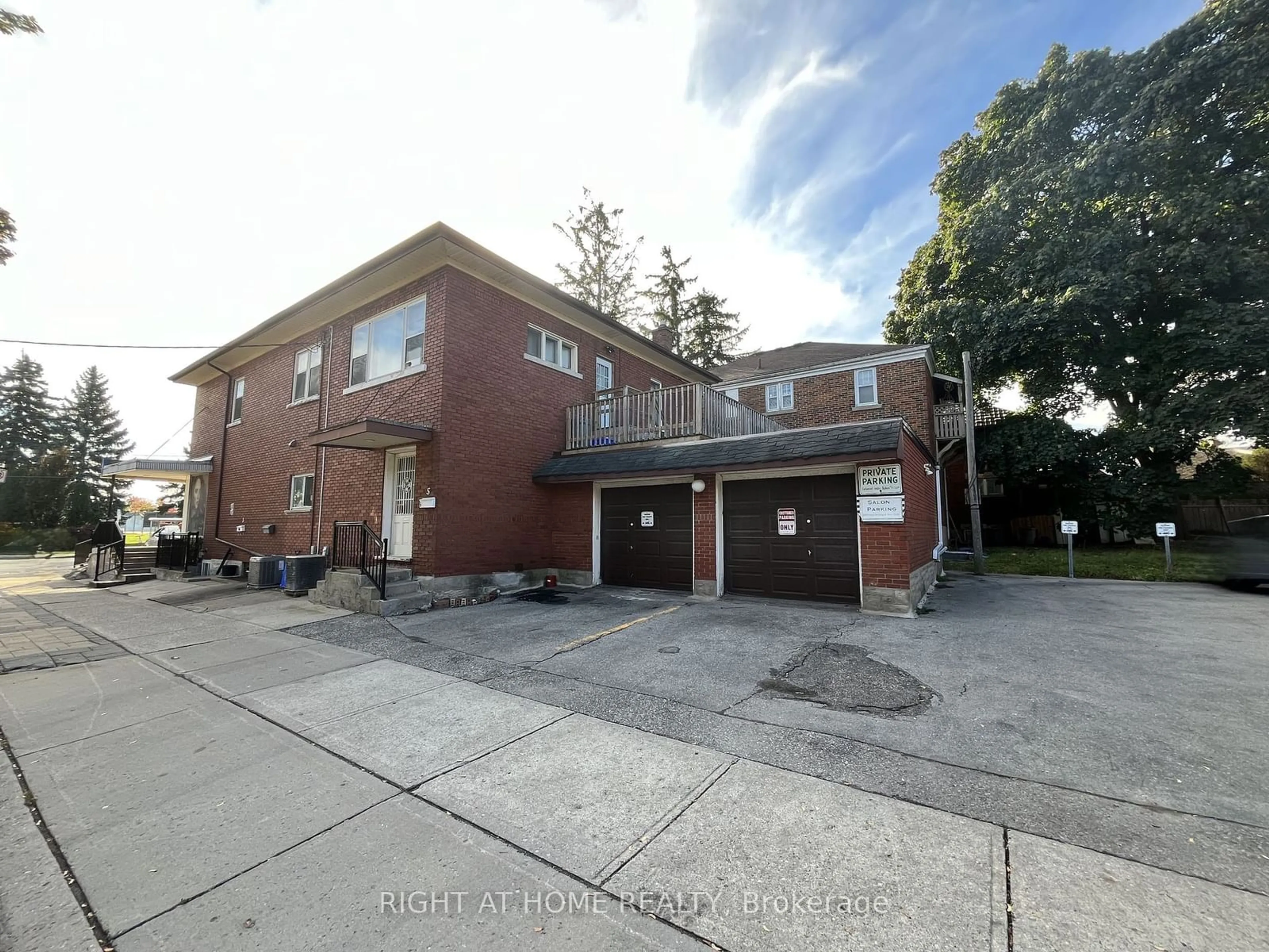 A pic from exterior of the house or condo, the front or back of building for 744-746 Queen St, Kitchener Ontario N2M 1A4