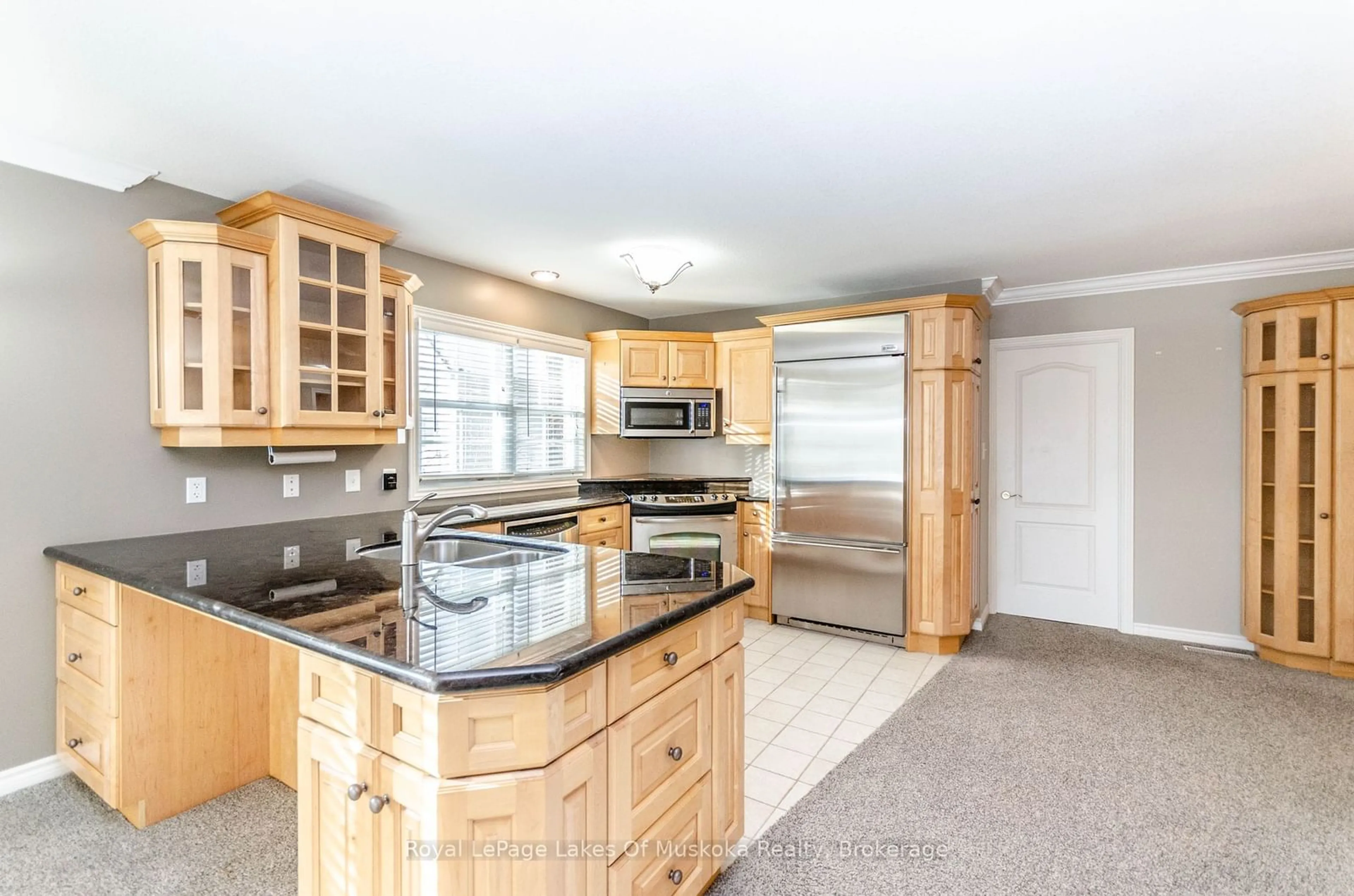 Open concept kitchen for 24 ONTARIO St #201, Bracebridge Ontario P1L 2H5