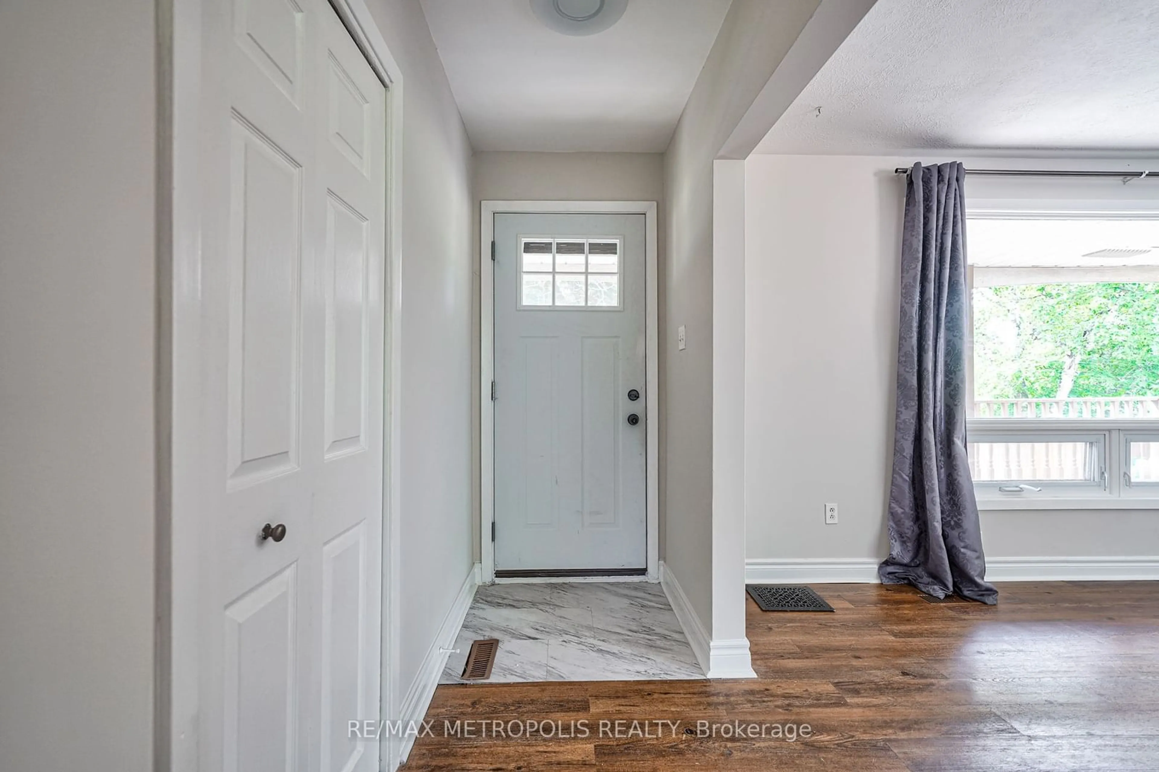 Indoor entryway, wood floors for 1215 Franklin Dr, Peterborough Ontario K9H 6Z1