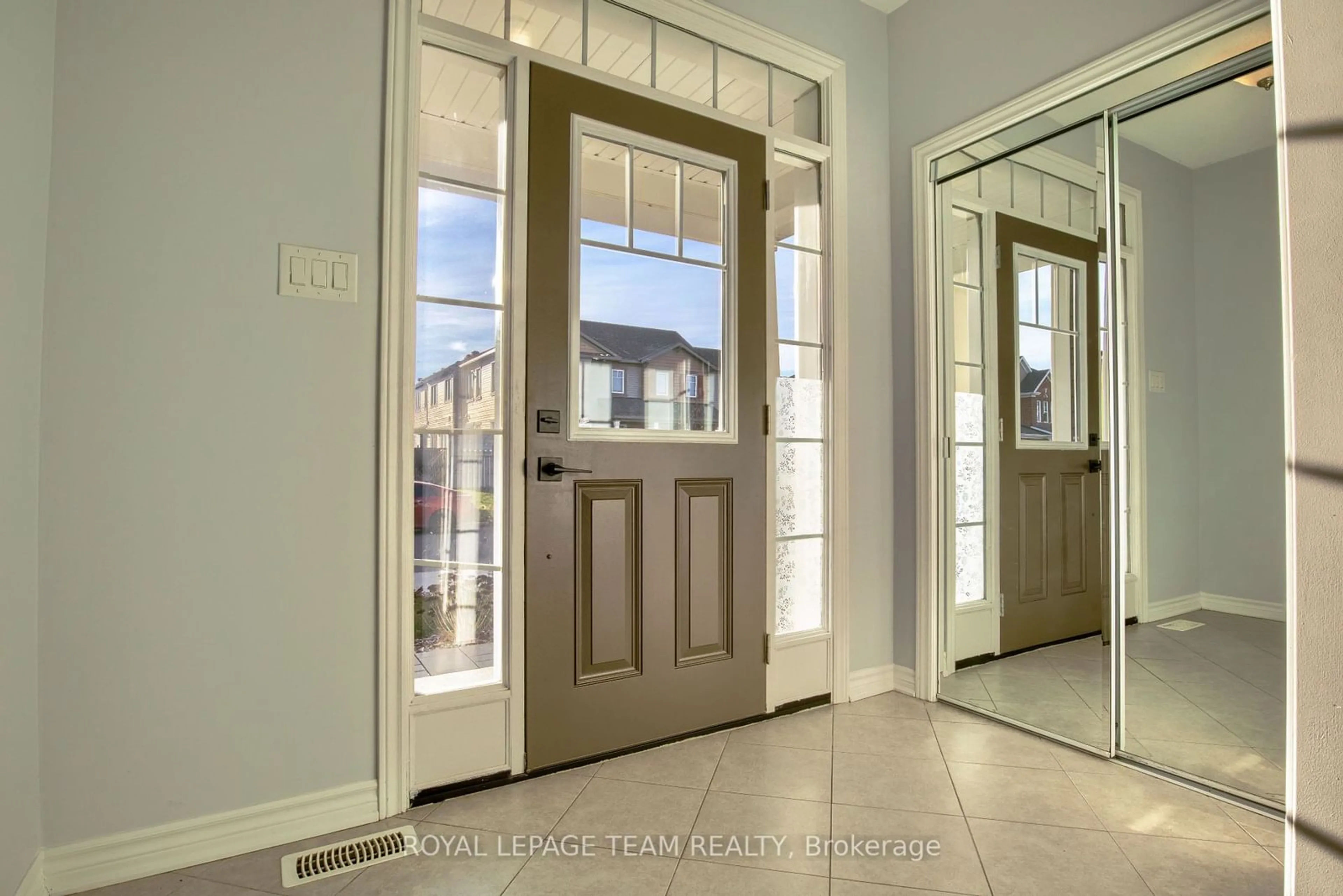 Indoor entryway for 704 Devario Cres, Barrhaven Ontario K2J 6H3