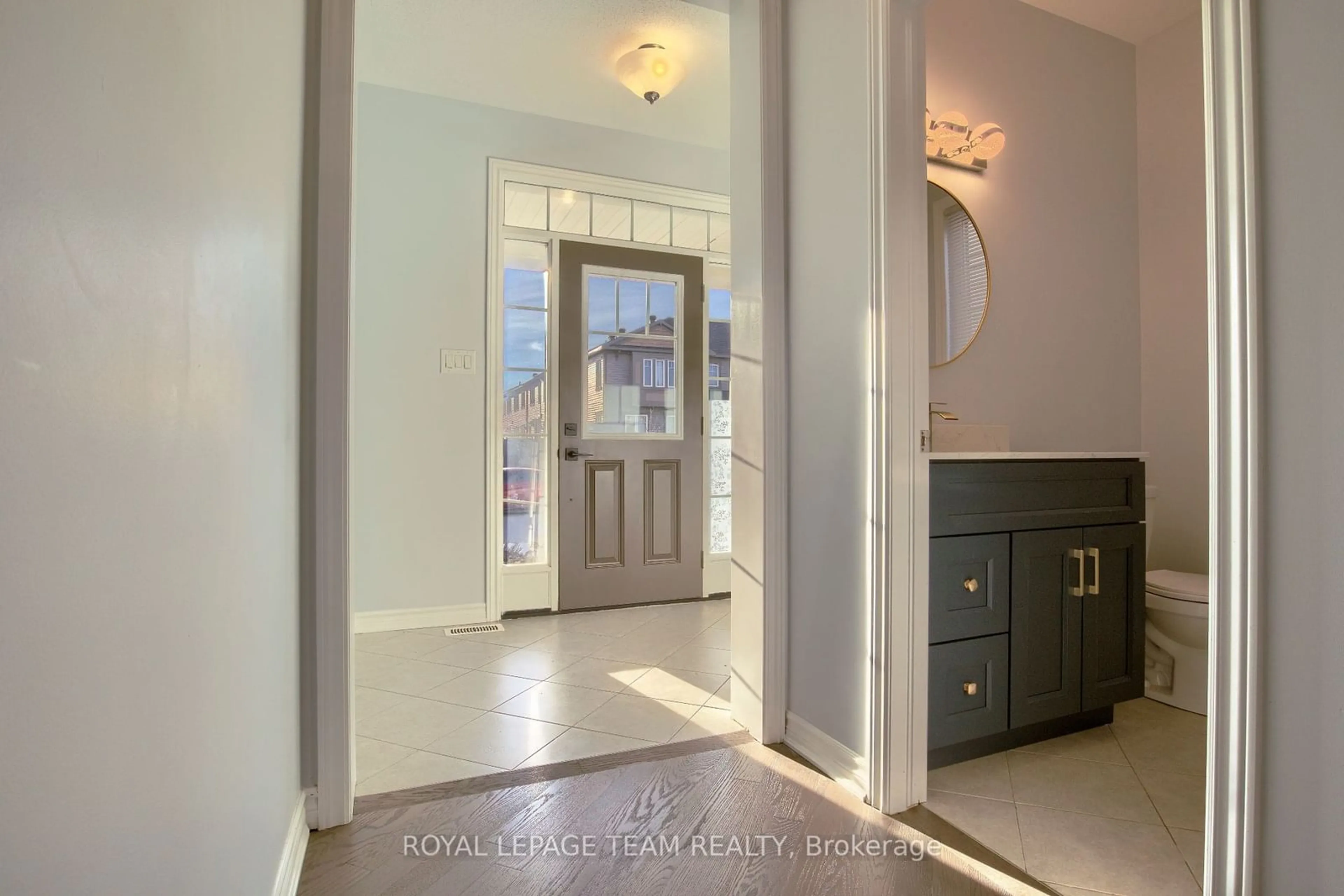 Indoor entryway for 704 Devario Cres, Barrhaven Ontario K2J 6H3