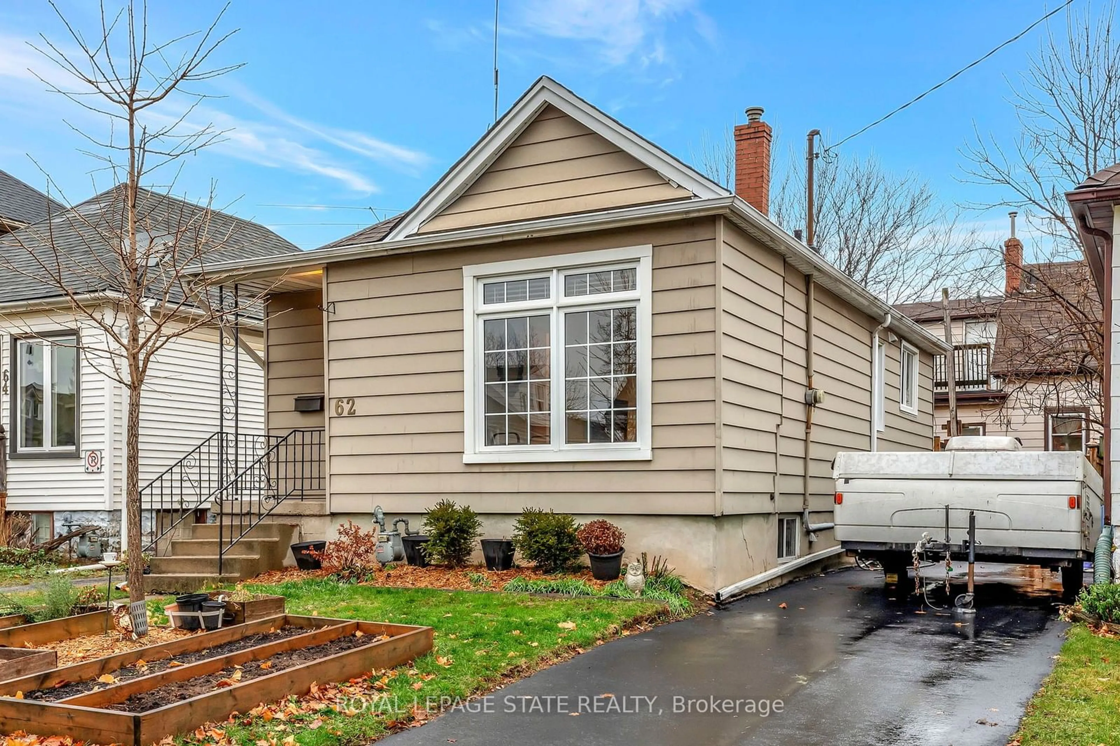 Home with vinyl exterior material, street for 62 Houghton Ave, Hamilton Ontario L8H 4L4