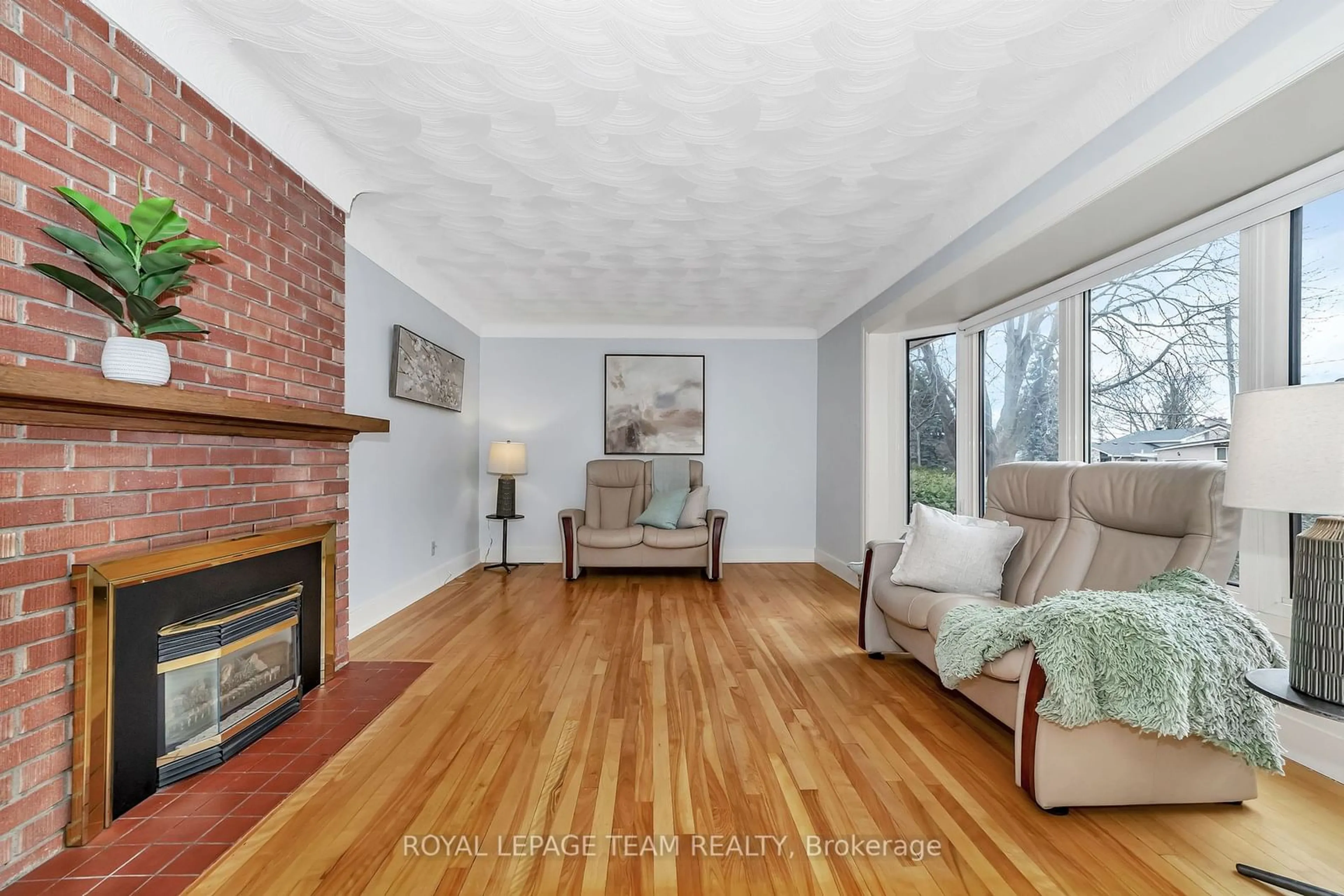 Living room with furniture, wood/laminate floor for 2099 Balharrie Ave, Elmvale Acres and Area Ontario K1G 1G4