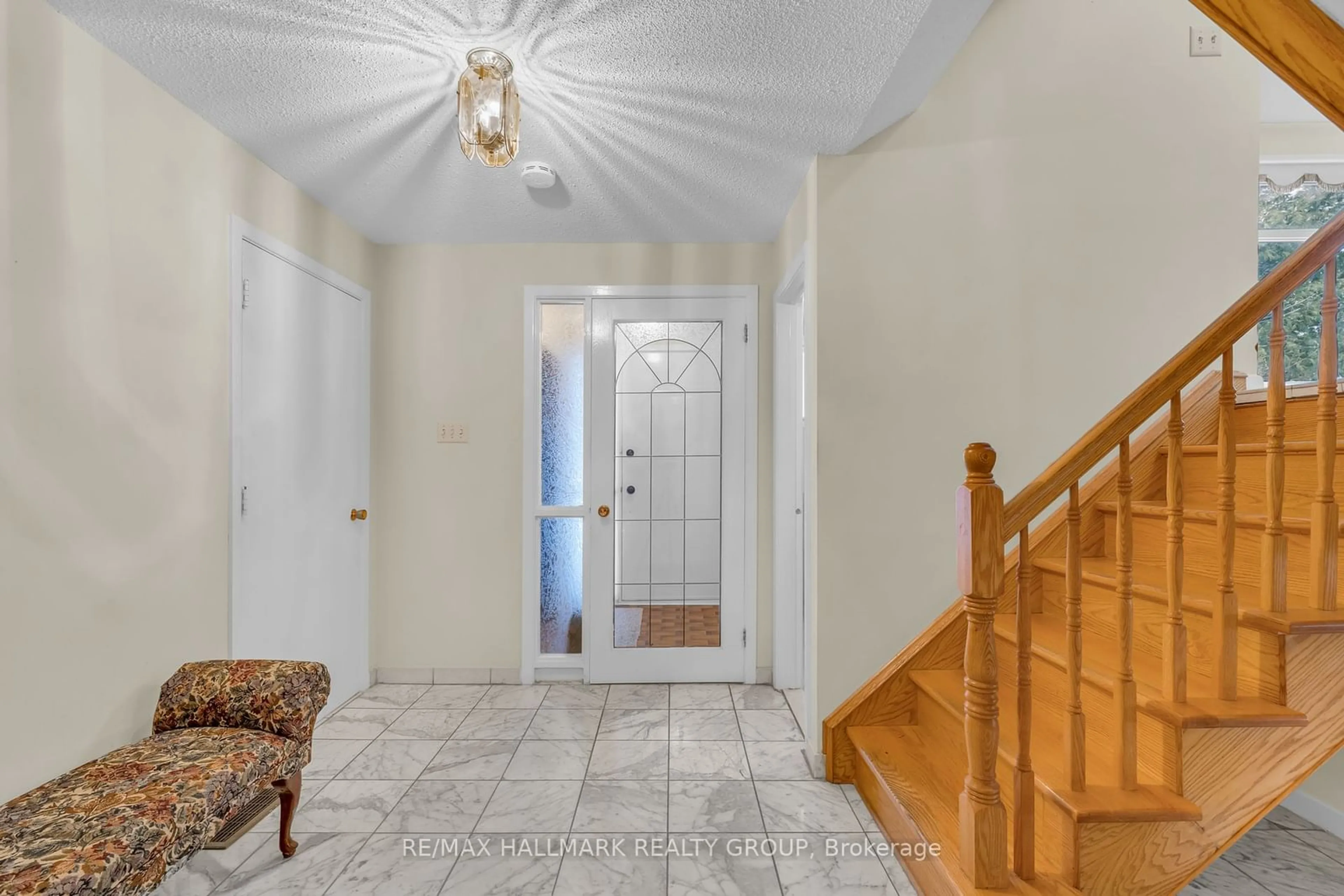 Indoor entryway for 29 Lipstan Ave, Cityview - Parkwoods Hills - Rideau Shore Ontario K2E 5Z2