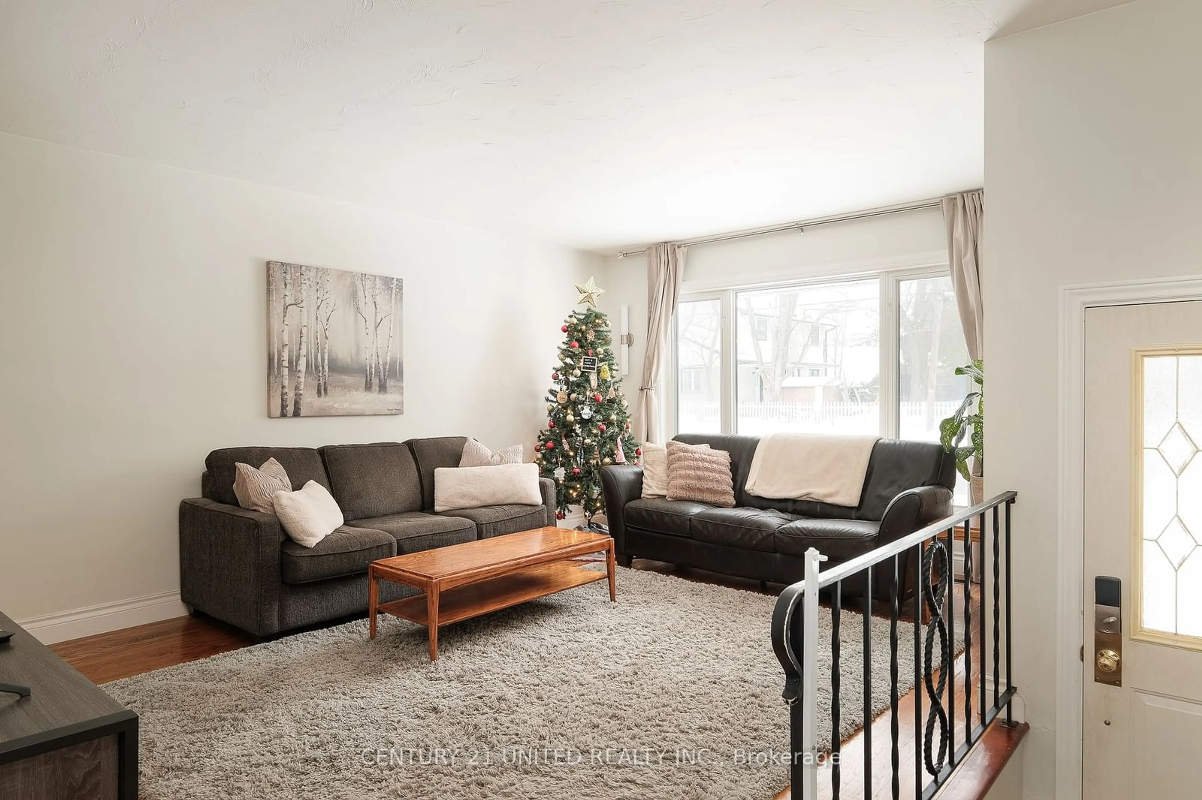 Living room with furniture, unknown for 931 Barnardo Ave, Peterborough Ontario K9H 5W8