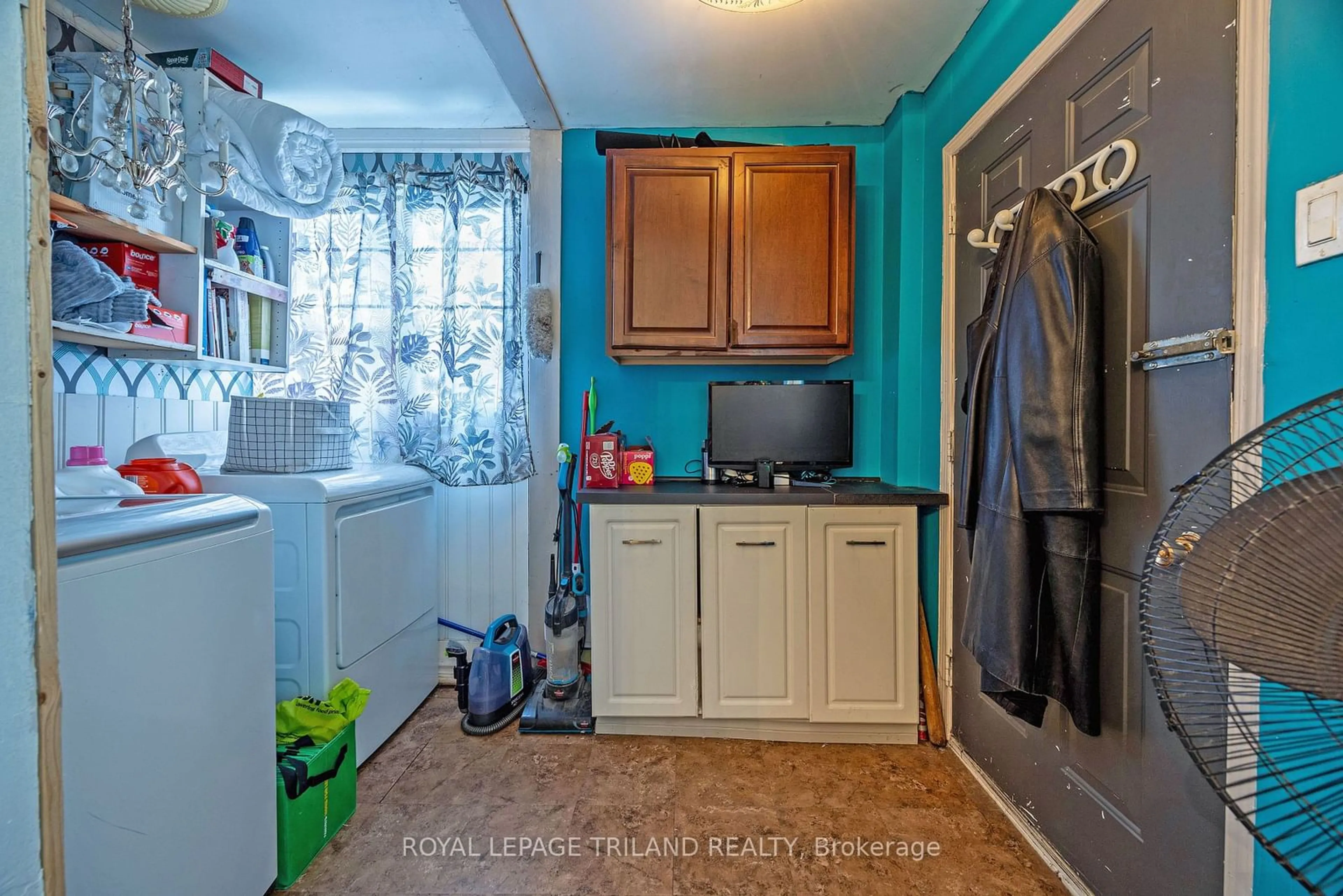 Laundry room for 105 Hamilton Rd, London Ontario N6B 1N2