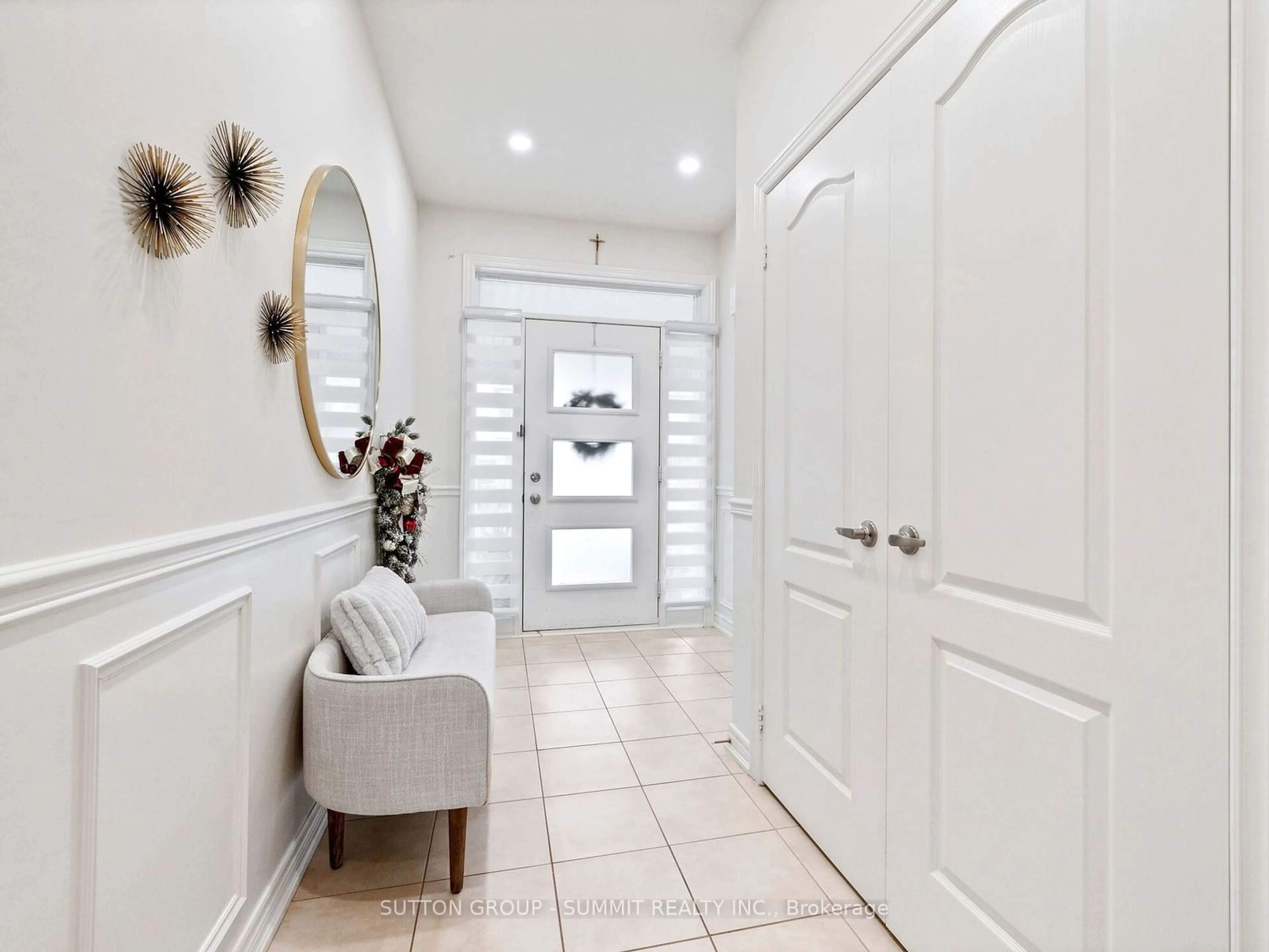 Indoor entryway for 12 GREAT FALLS Blvd, Hamilton Ontario L8B 1X8