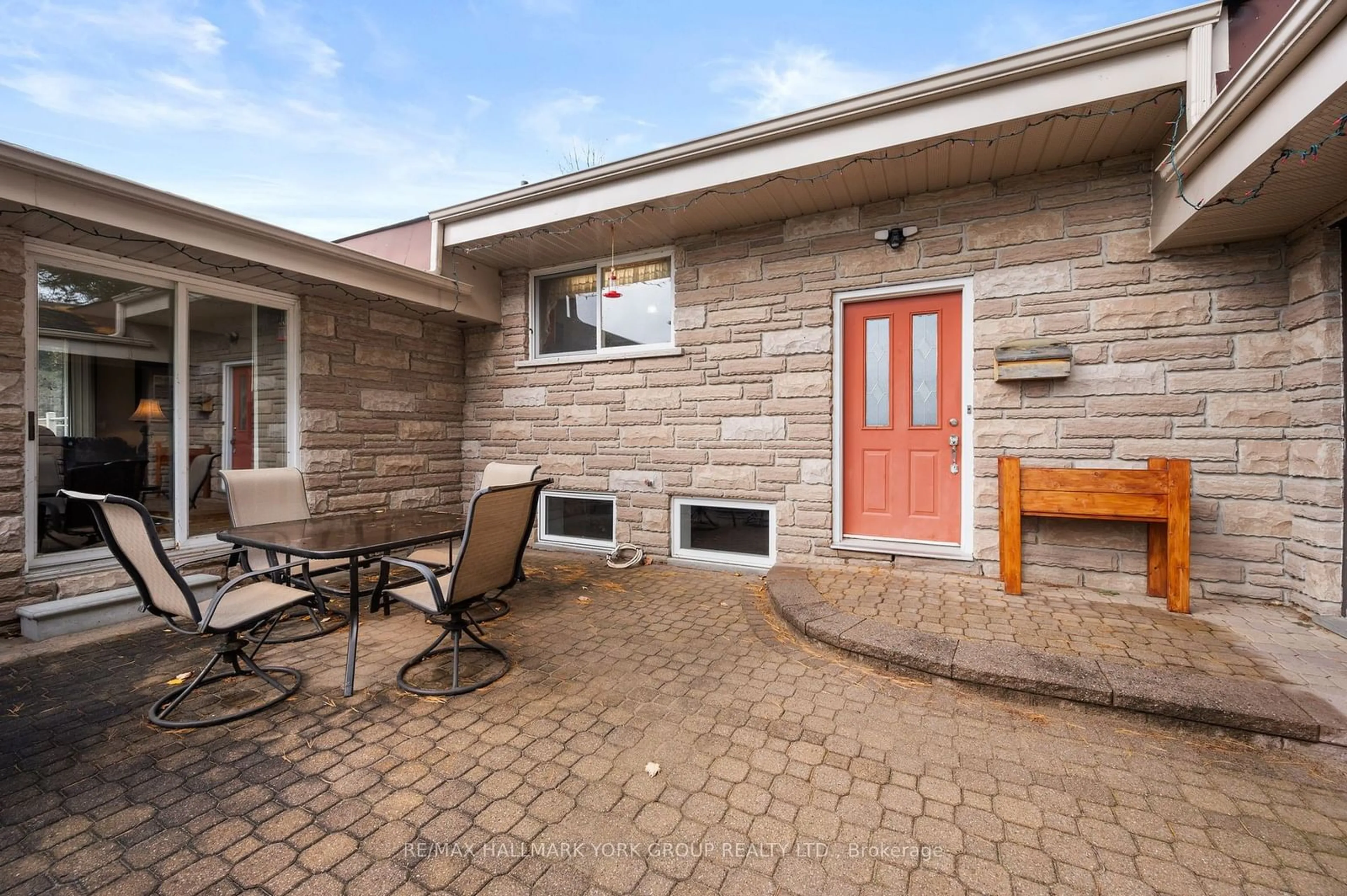 Patio, street for 102 Albert St, Kawartha Lakes Ontario K0M 1K0