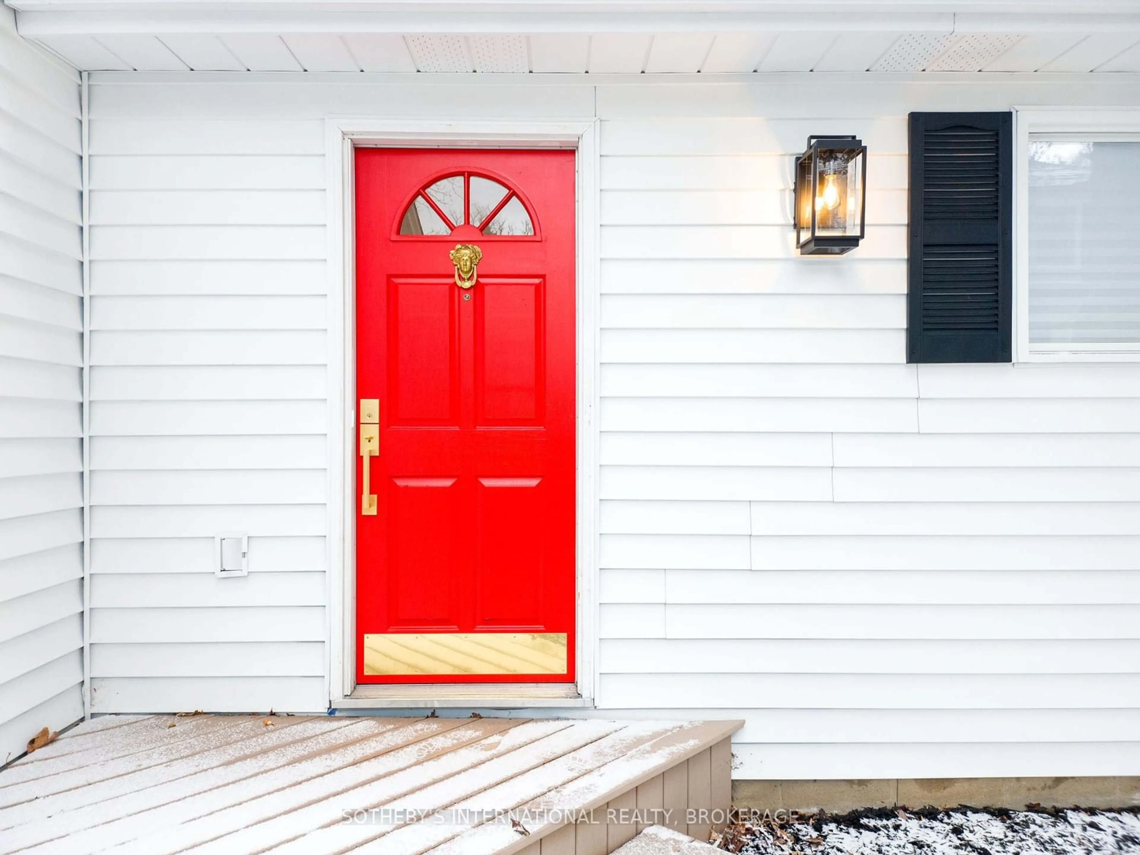 Indoor entryway for 231 Regent St, Niagara-on-the-Lake Ontario L0S 1J0