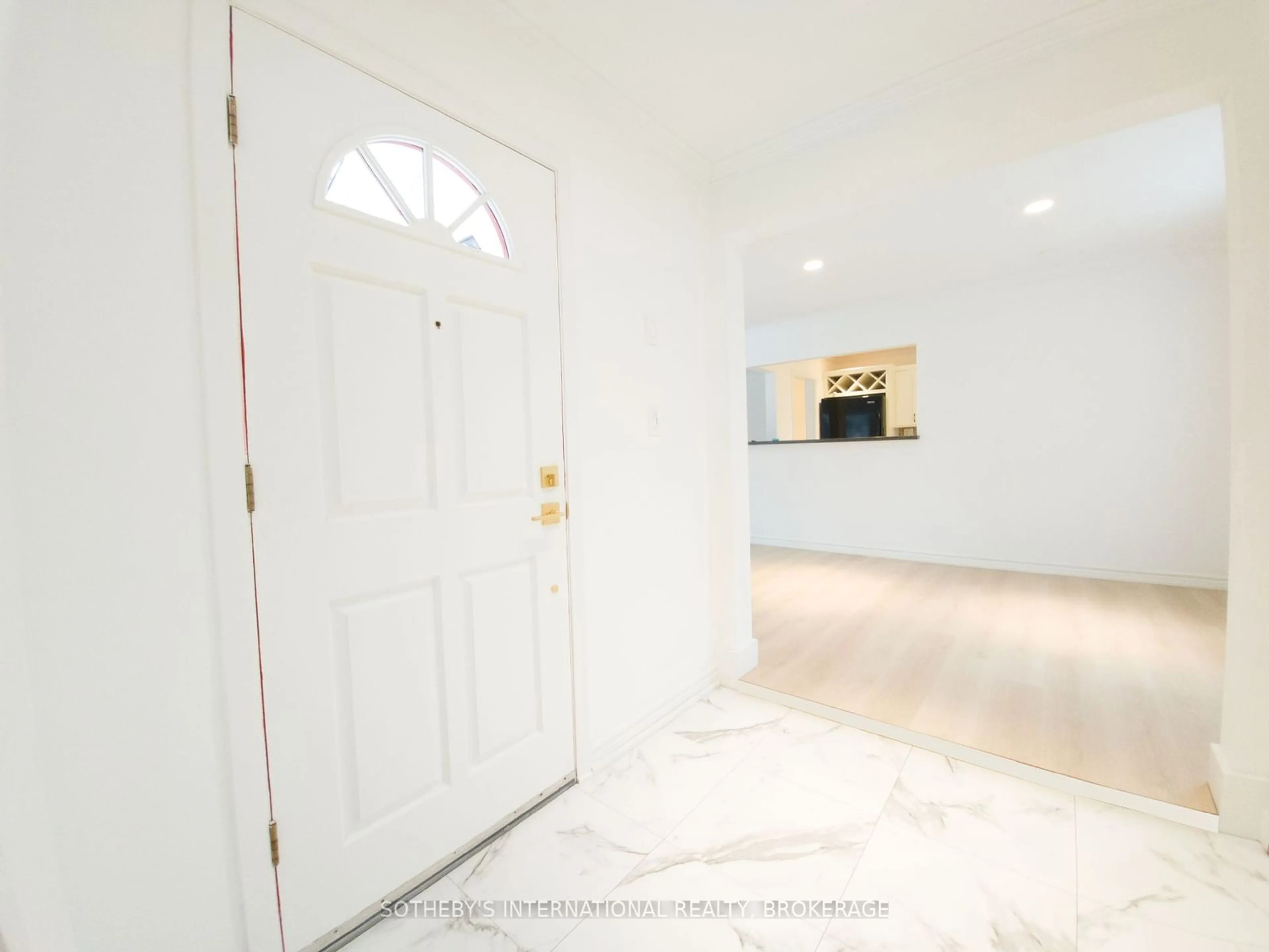 Indoor foyer for 231 Regent St, Niagara-on-the-Lake Ontario L0S 1J0