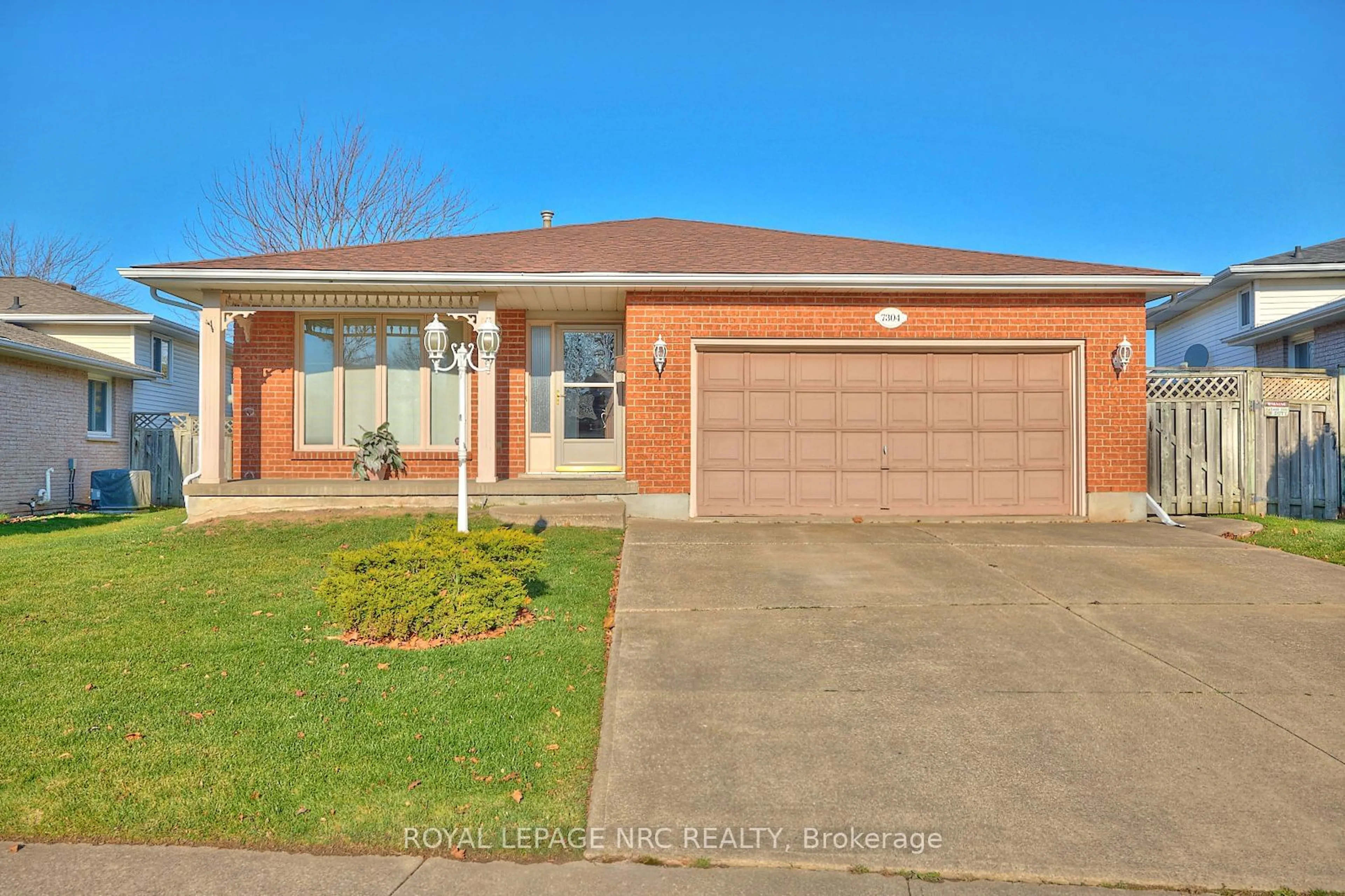 Home with brick exterior material, street for 7304 Lakewood Cres, Niagara Falls Ontario L2G 7T1