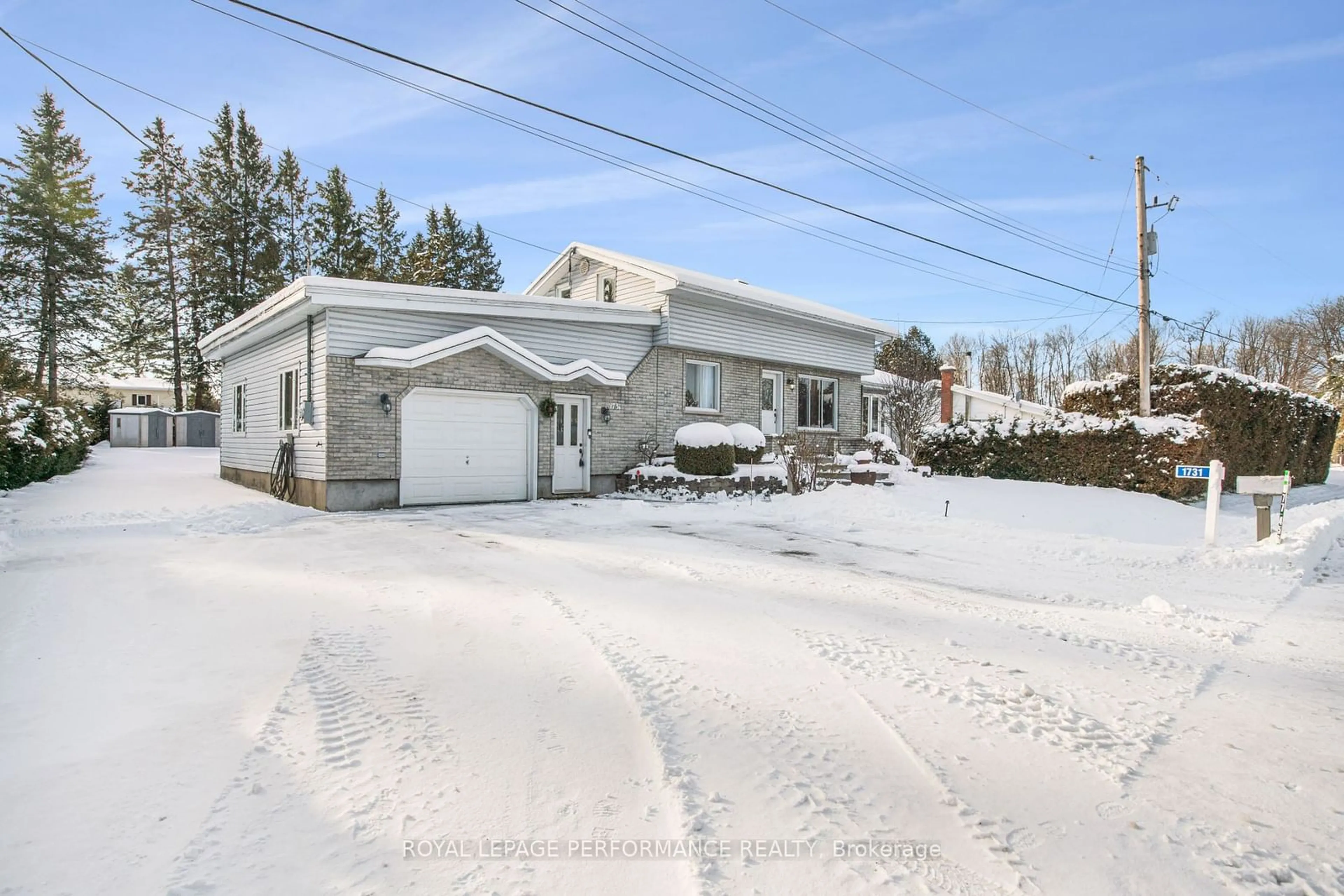 A pic from outside/outdoor area/front of a property/back of a property/a pic from drone, street for 1731 Henry Cres, Champlain Ontario K6A 2R2