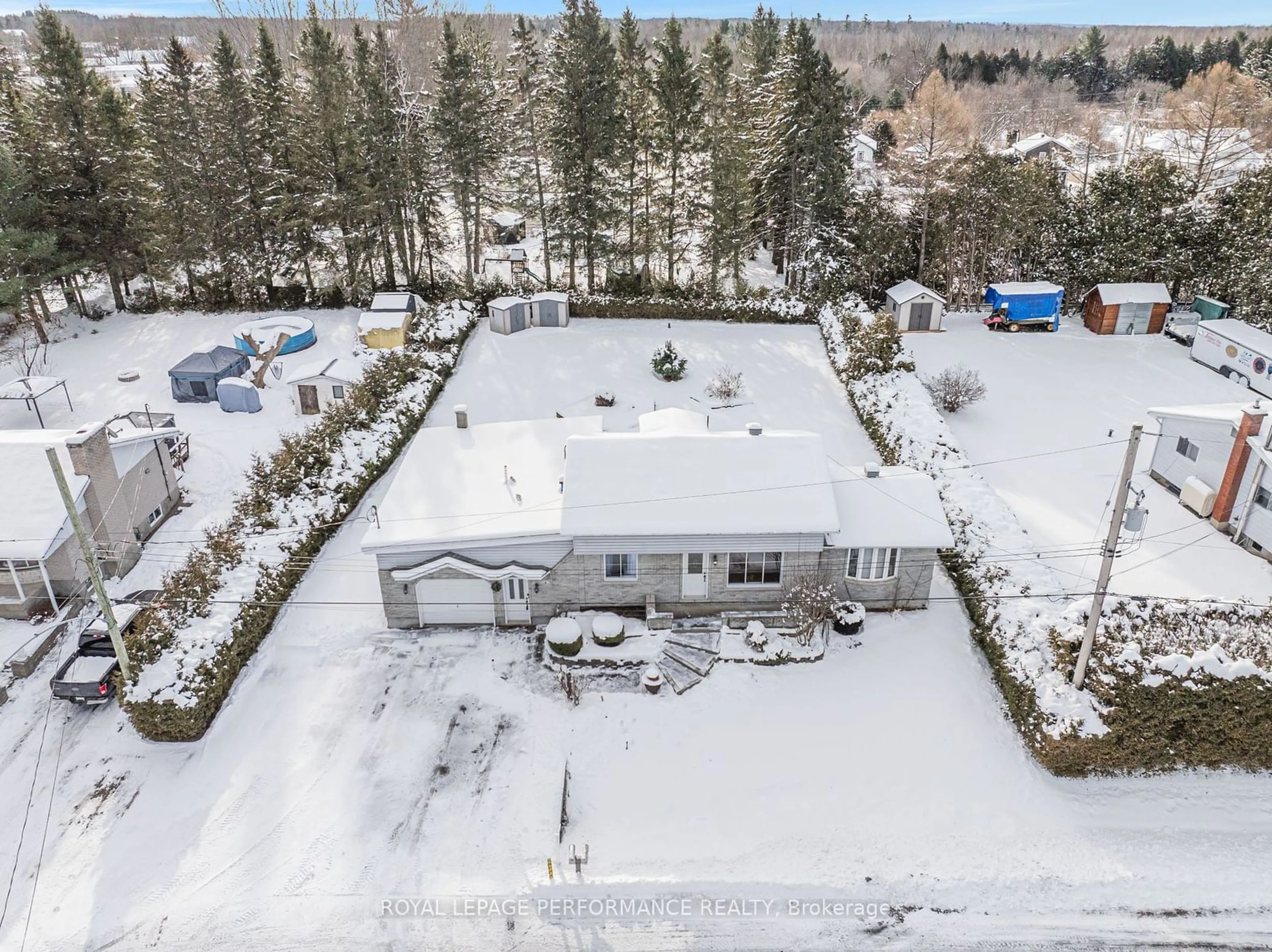 A pic from outside/outdoor area/front of a property/back of a property/a pic from drone, unknown for 1731 Henry Cres, Champlain Ontario K6A 2R2