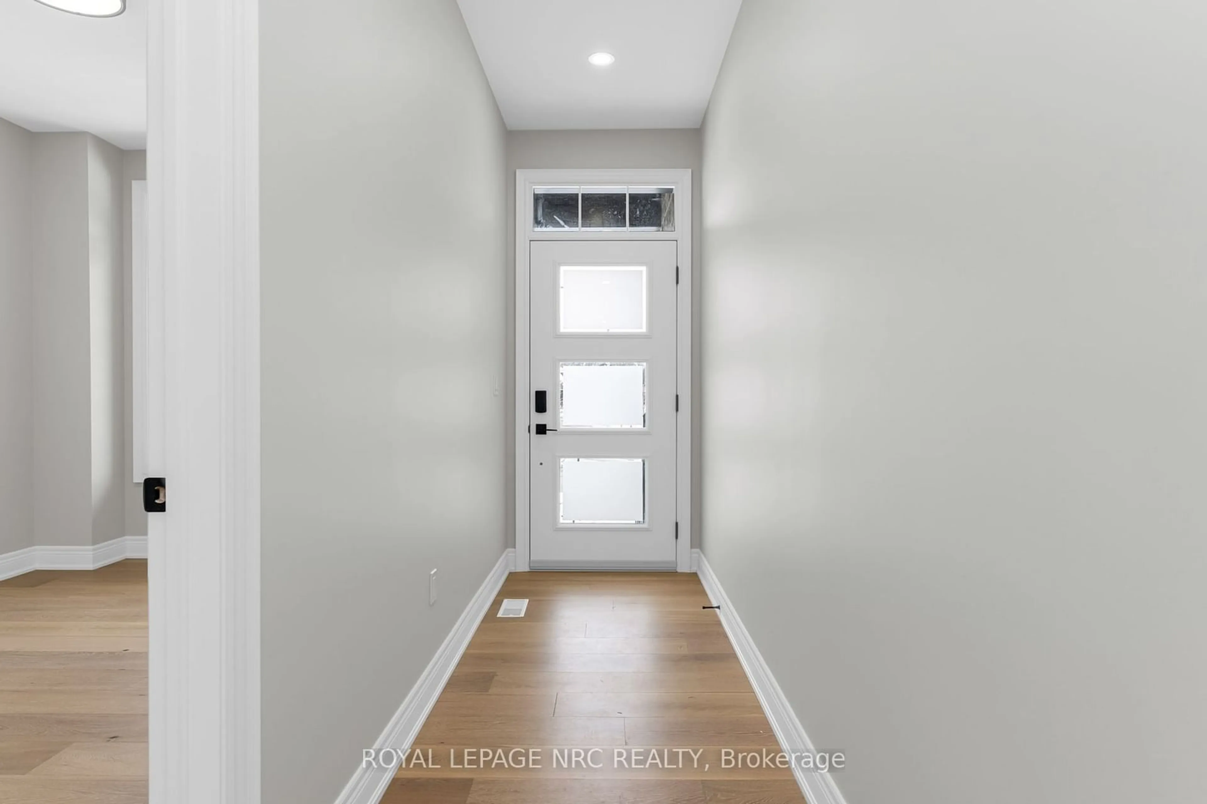 Indoor entryway for 736 Clarence St, Port Colborne Ontario L3K 0A8