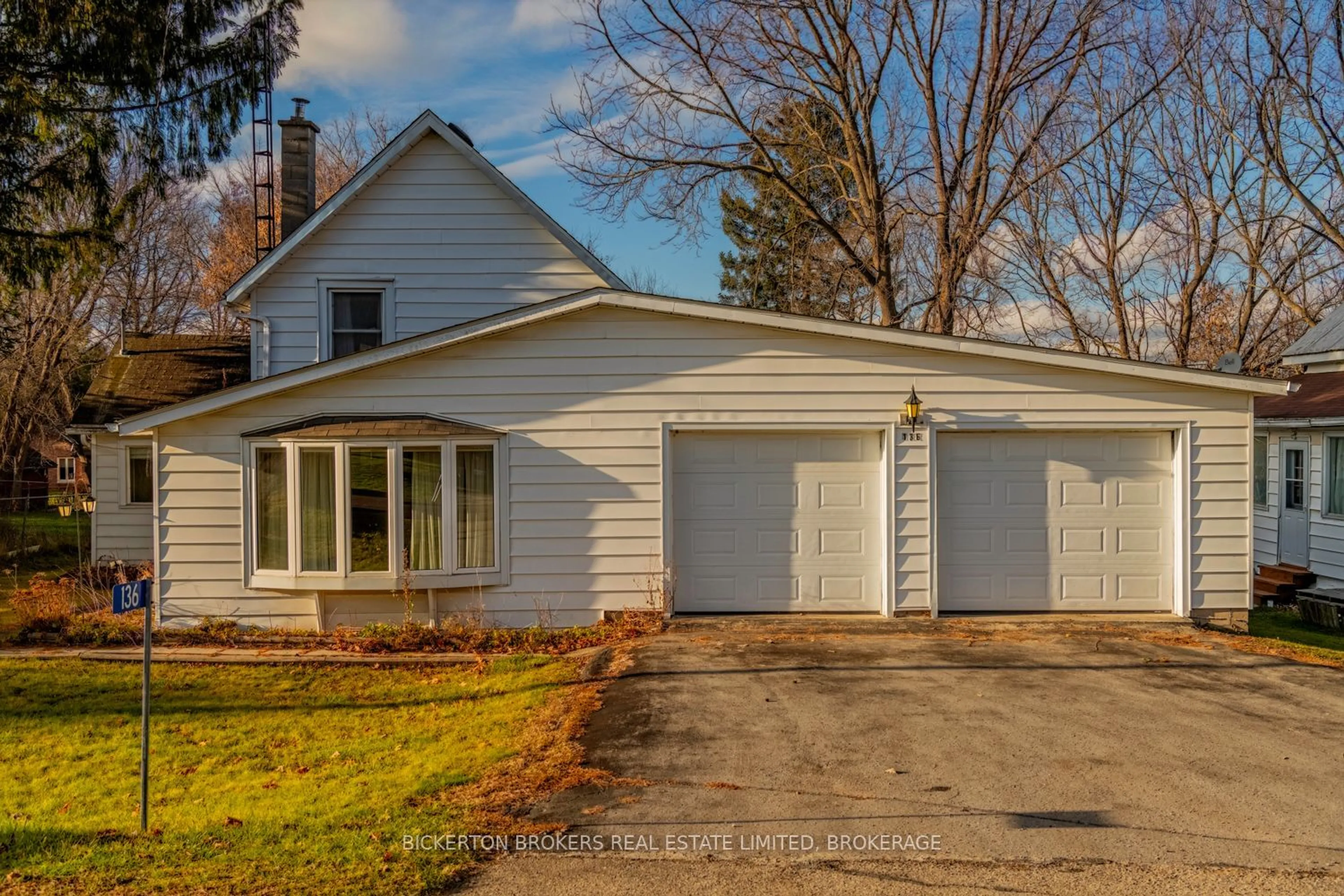 Home with vinyl exterior material, street for 136 Hellen St Ontario K0H 2N0