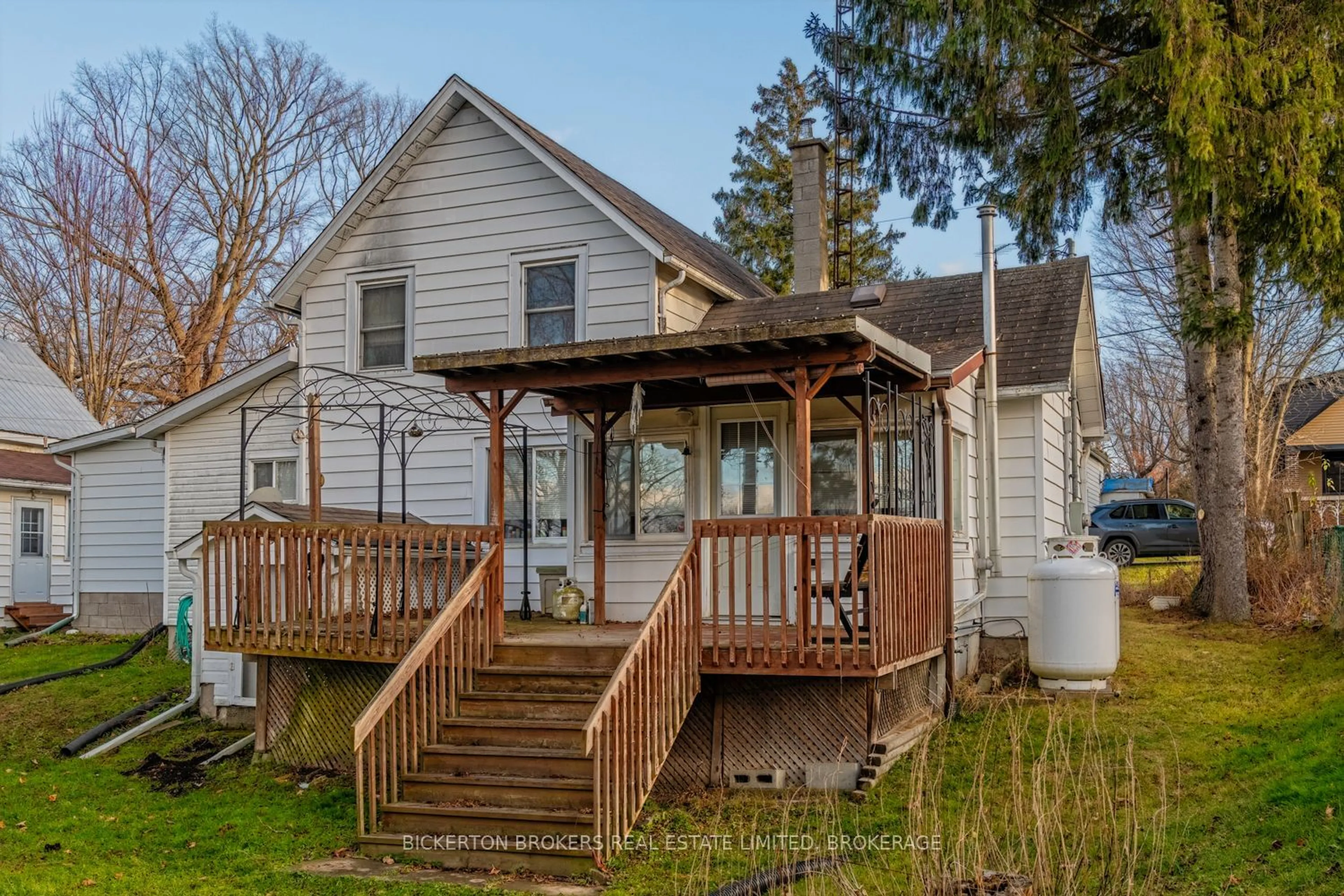 A pic from outside/outdoor area/front of a property/back of a property/a pic from drone, street for 136 Hellen St, Leeds & Grenville Ontario K0H 2N0