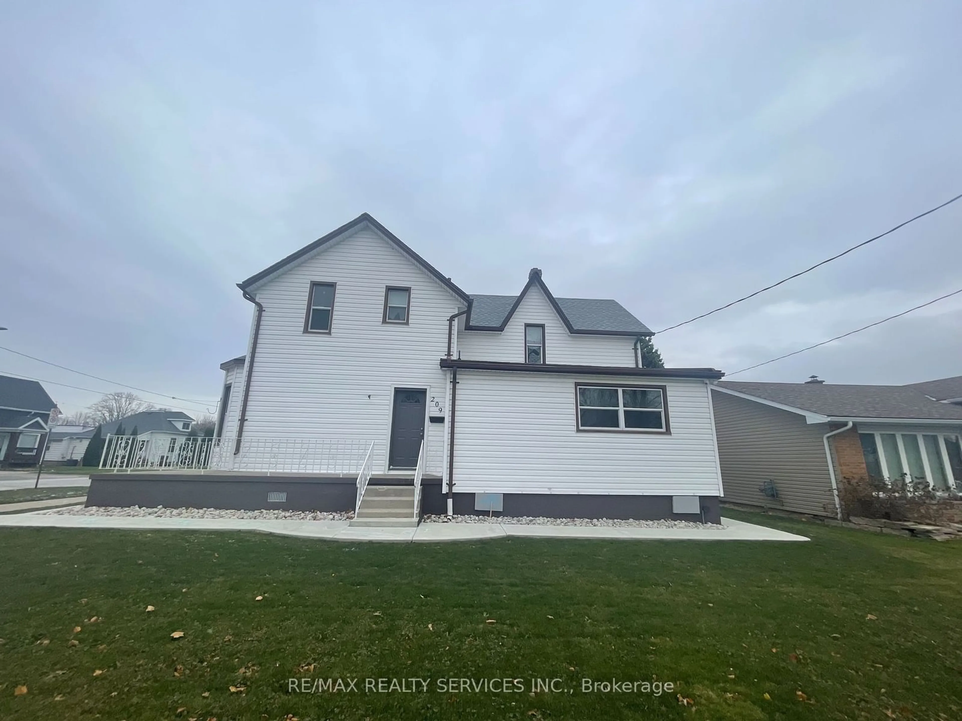 A pic from outside/outdoor area/front of a property/back of a property/a pic from drone, building for 209 Murray St, Chatham-Kent Ontario N8A 1H6