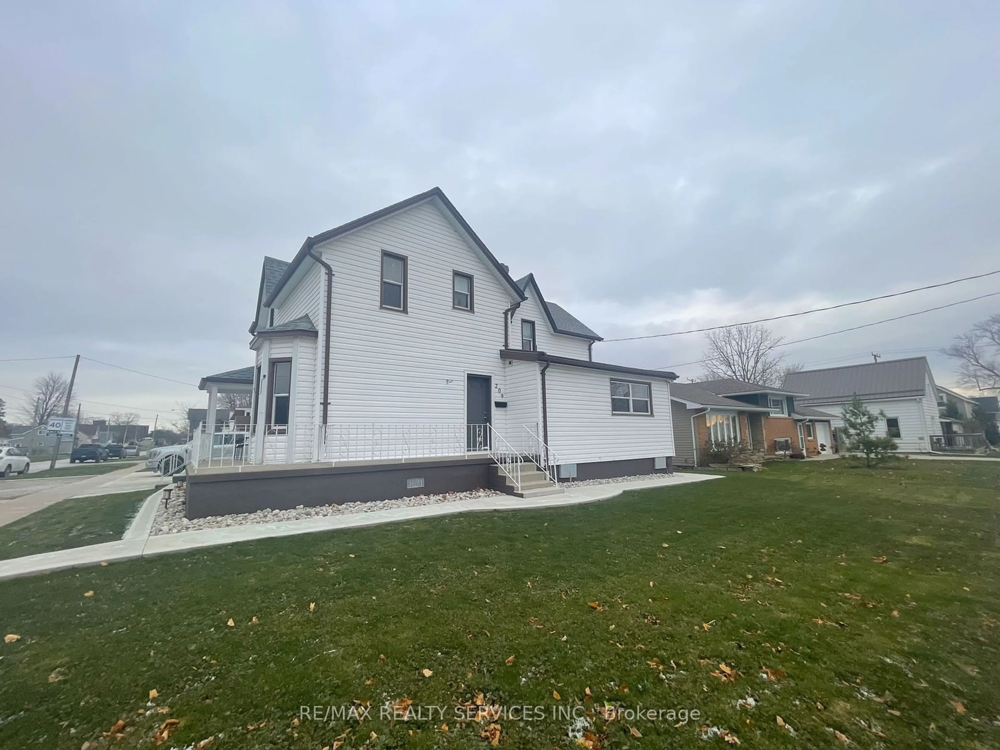 A pic from outside/outdoor area/front of a property/back of a property/a pic from drone, building for 209 Murray St, Chatham-Kent Ontario N8A 1H6