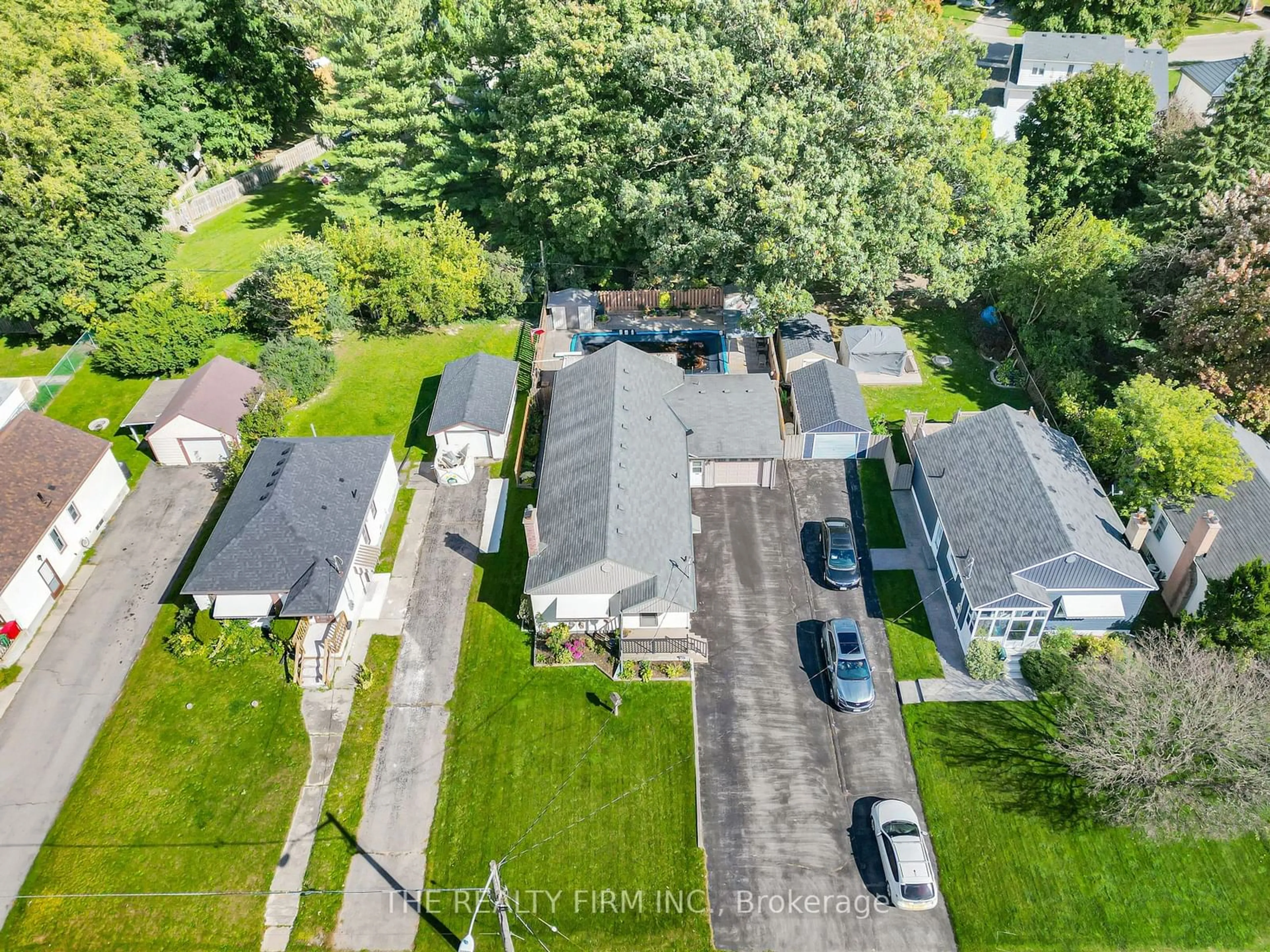 A pic from outside/outdoor area/front of a property/back of a property/a pic from drone, street for 140 Highbury Ave, London Ontario N5Z 2W4