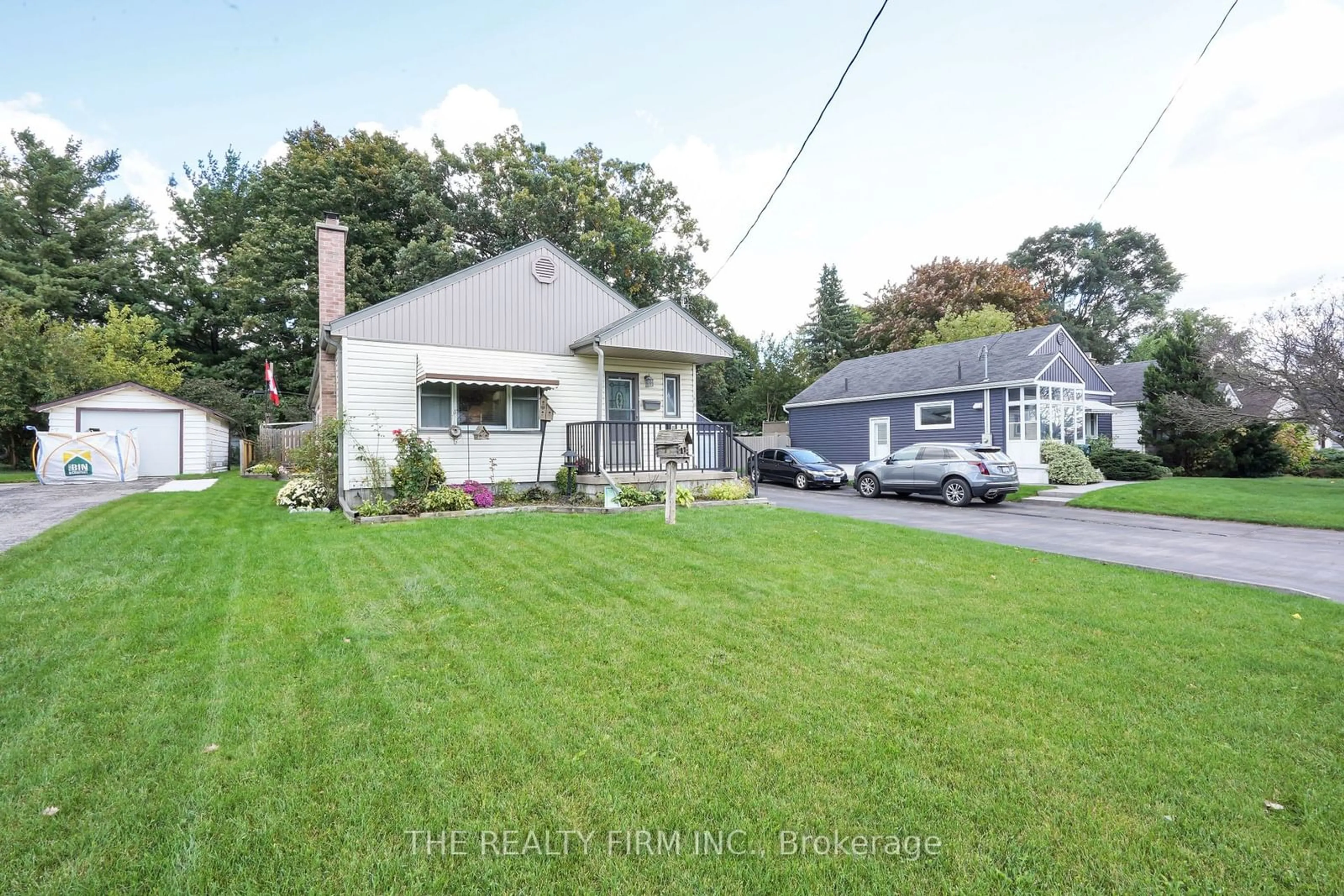 A pic from outside/outdoor area/front of a property/back of a property/a pic from drone, street for 140 Highbury Ave, London Ontario N5Z 2W4