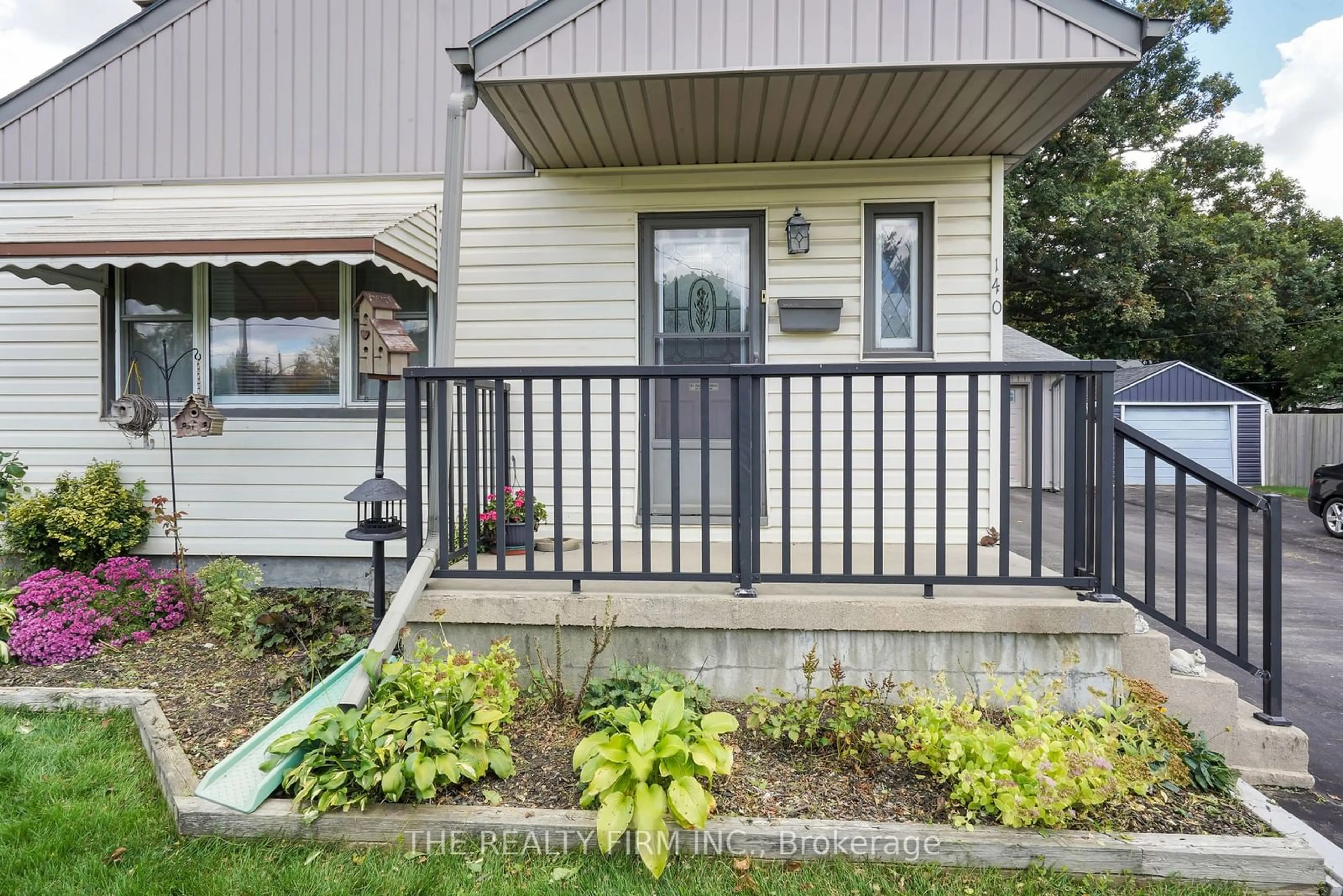 Home with vinyl exterior material, street for 140 Highbury Ave, London Ontario N5Z 2W4