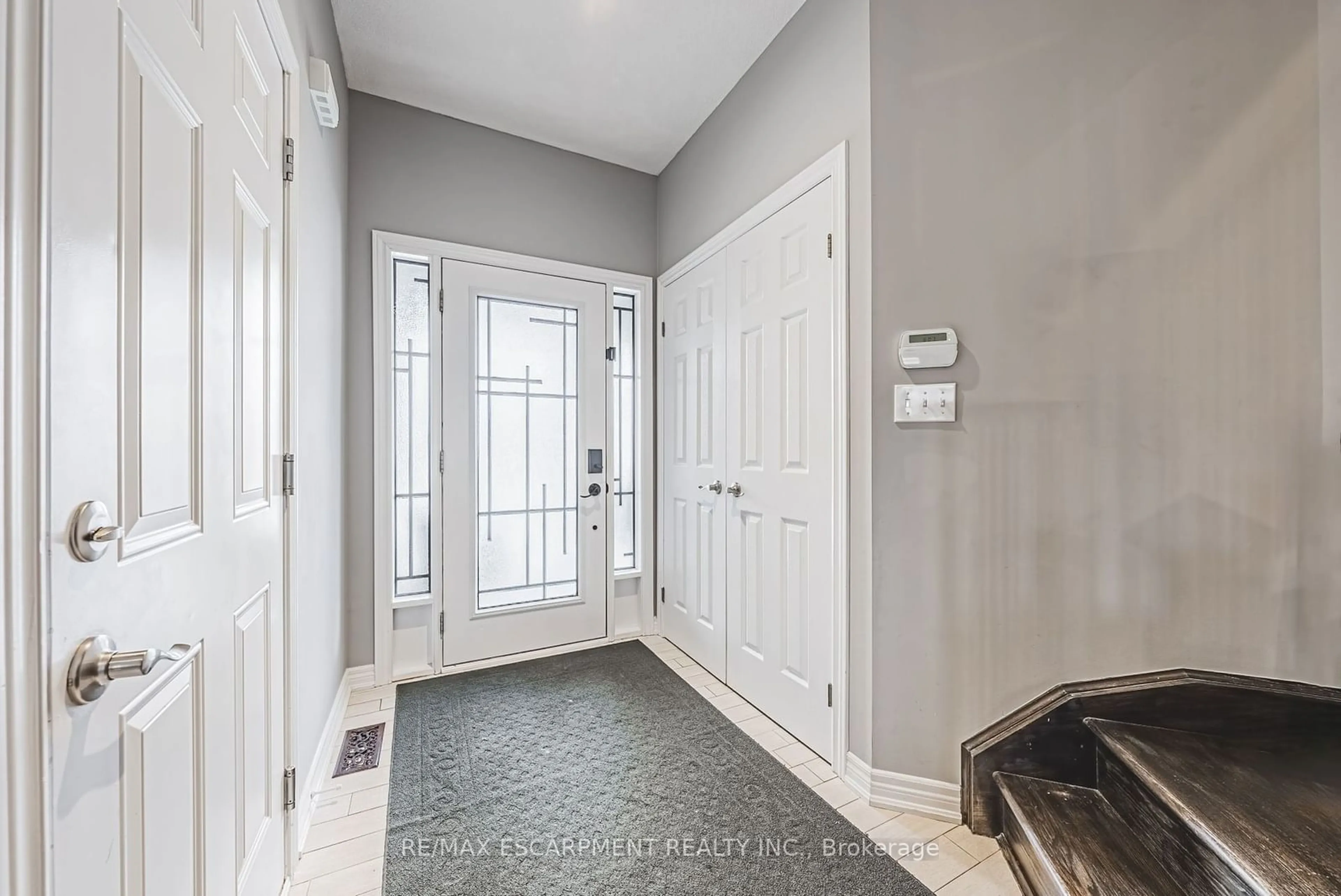 Indoor entryway for 48 Madonna Dr, Hamilton Ontario L9B 0G9