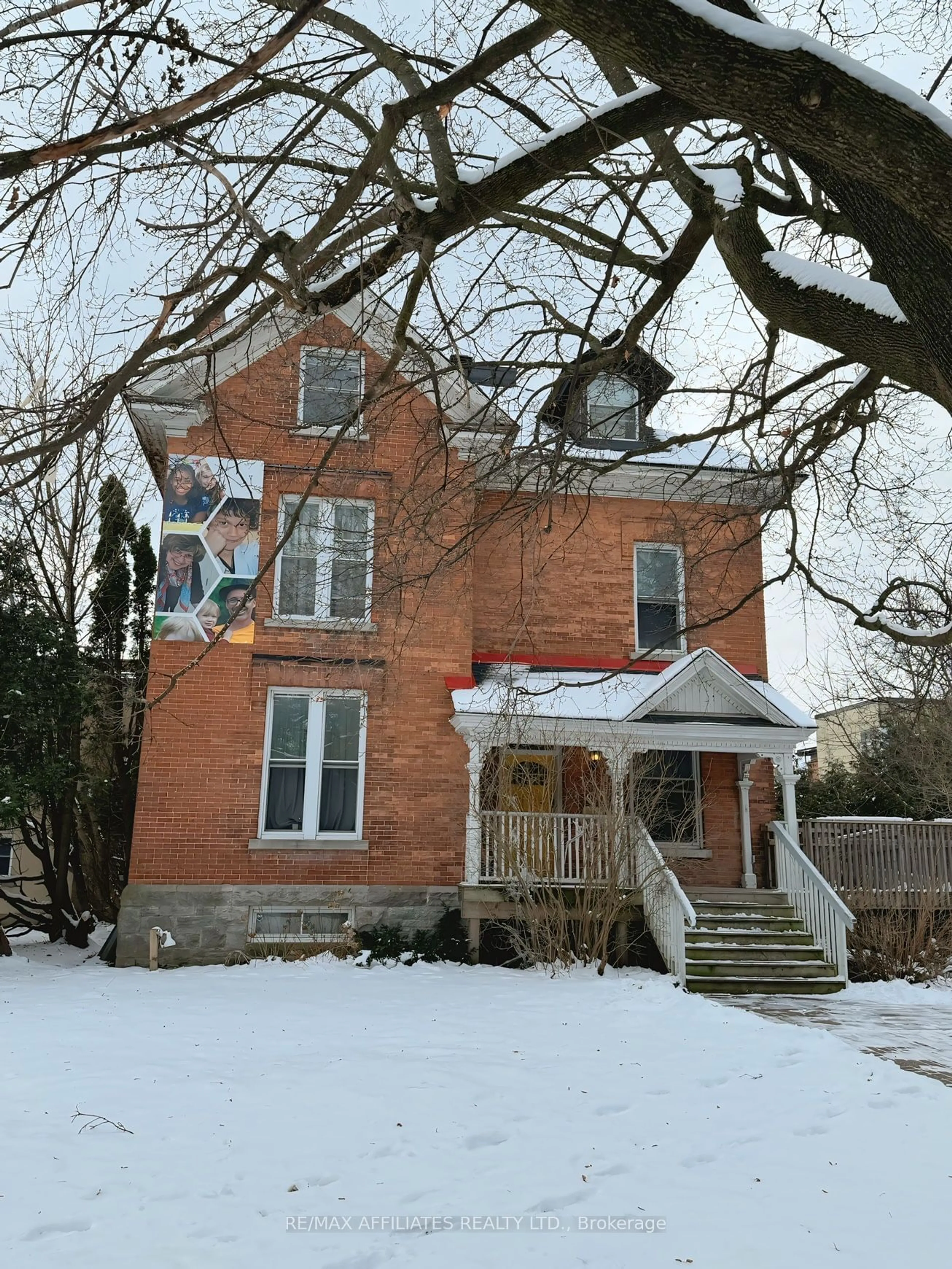 Home with brick exterior material, building for 255 Mackay St, New Edinburgh - Lindenlea Ontario K1M 2B6