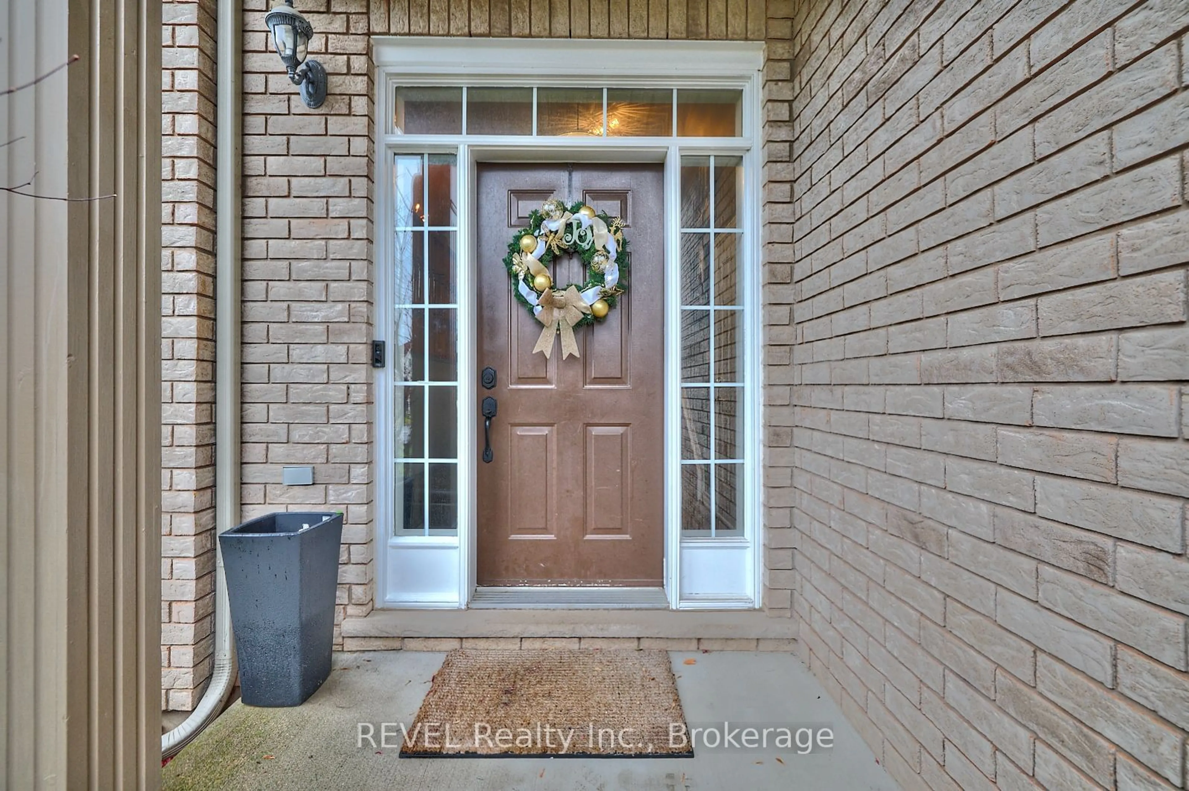 Indoor entryway for 82 Macturnbull Dr, St. Catharines Ontario L2S 4B1