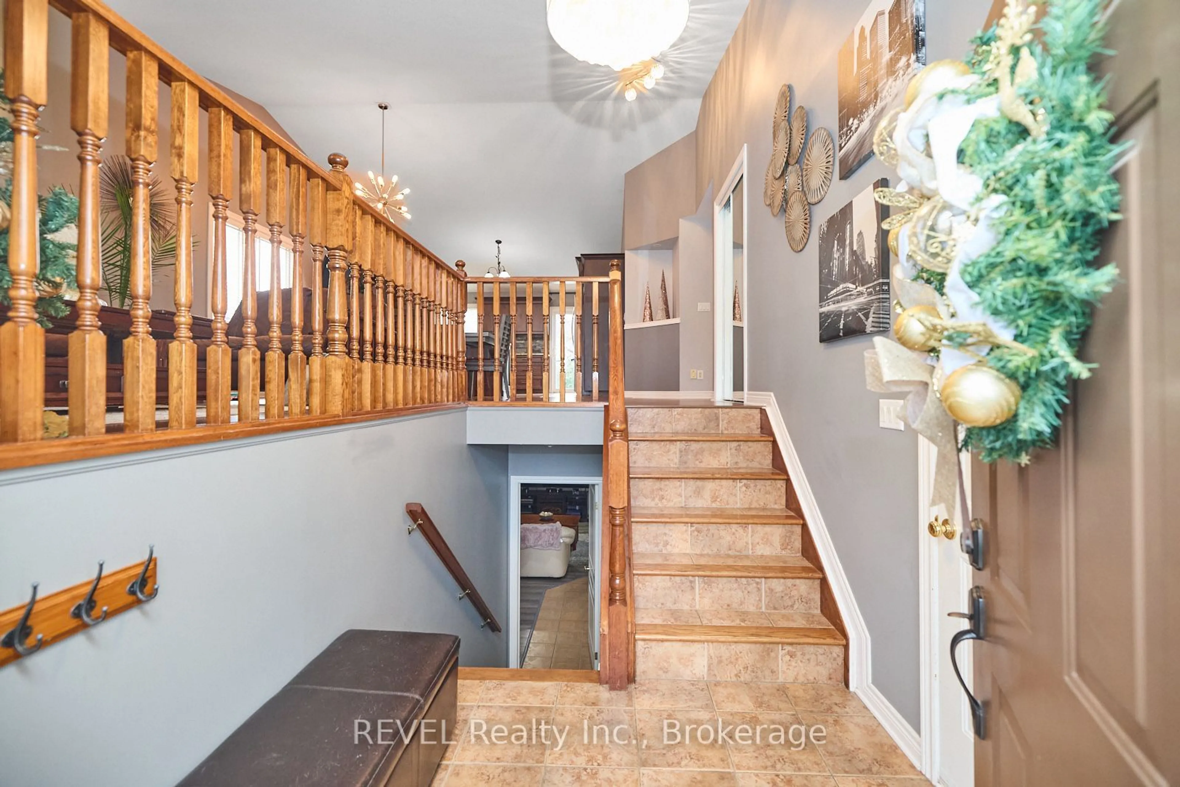 Indoor foyer for 82 Macturnbull Dr, St. Catharines Ontario L2S 4B1