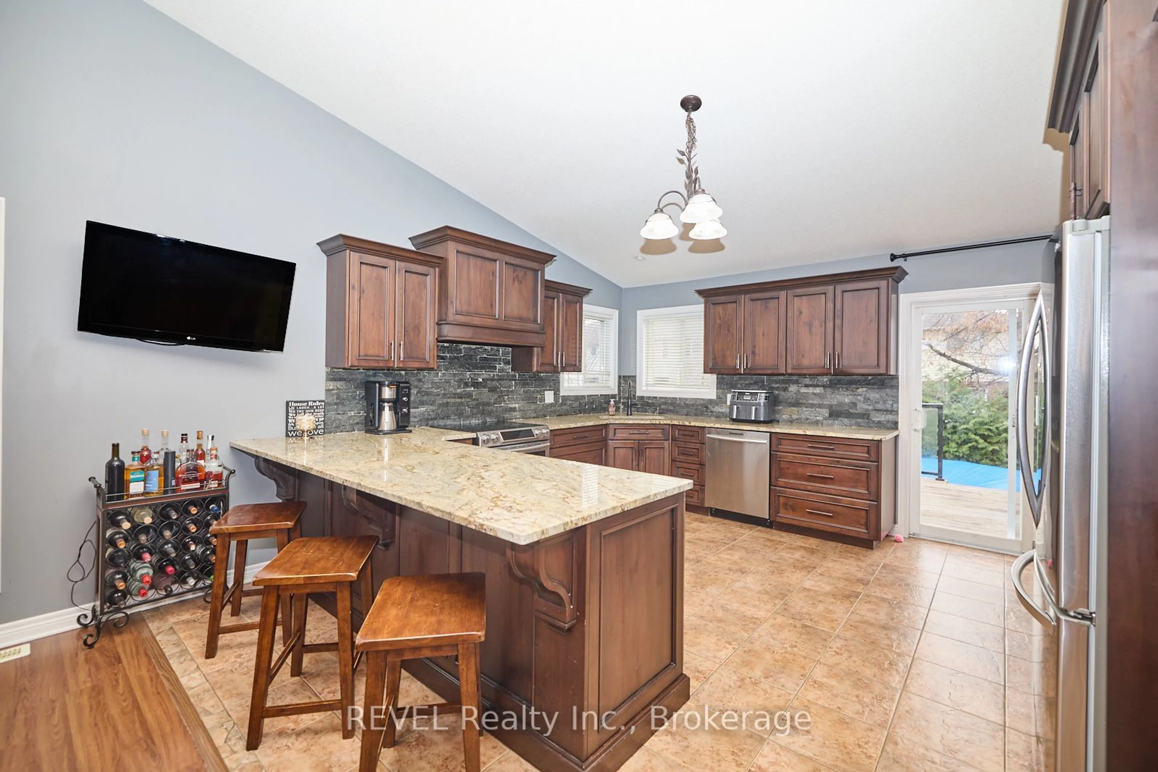 Open concept kitchen, ceramic/tile floor for 82 Macturnbull Dr, St. Catharines Ontario L2S 4B1