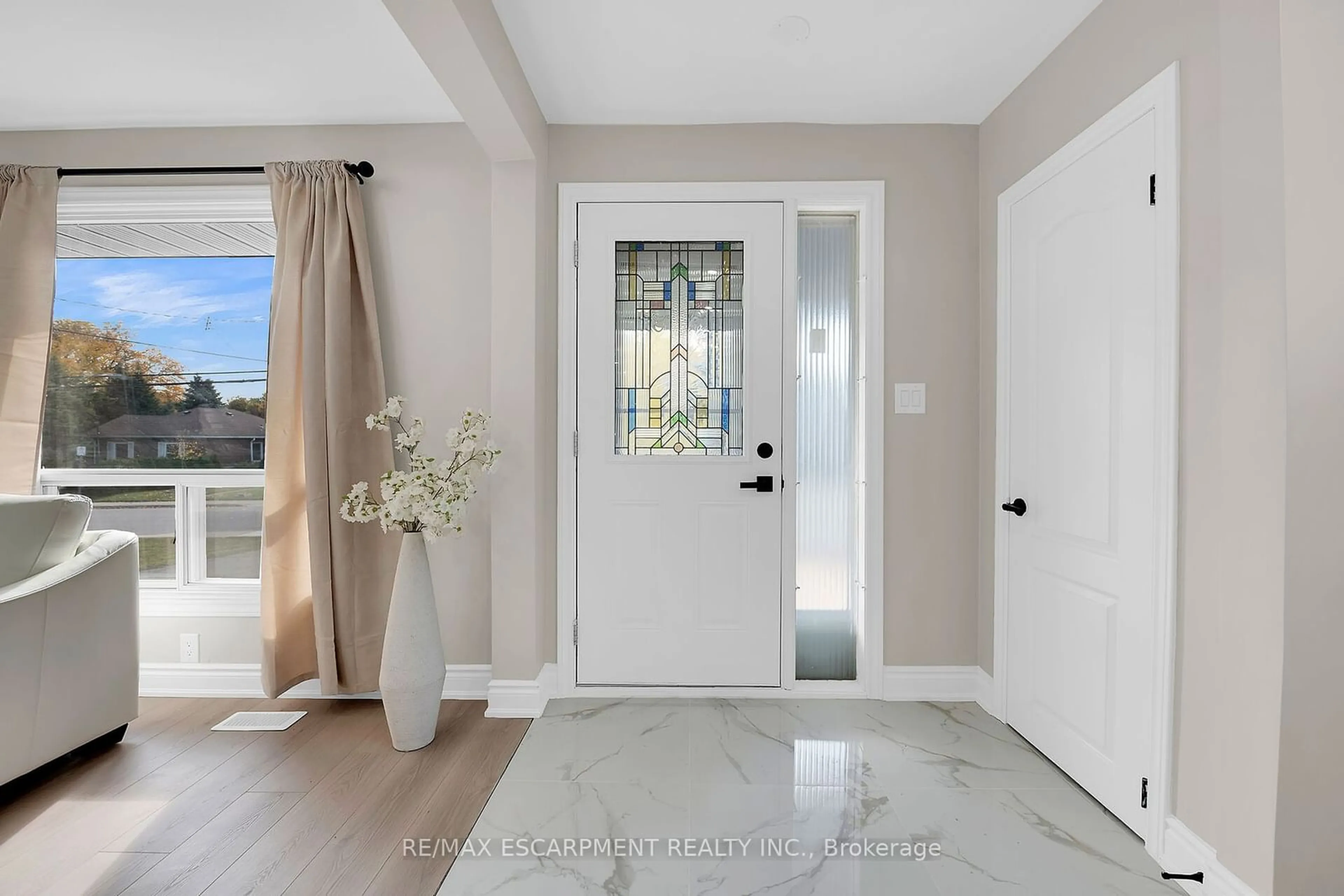 Indoor entryway for 67 Glendee Rd, Hamilton Ontario L8K 1Y9