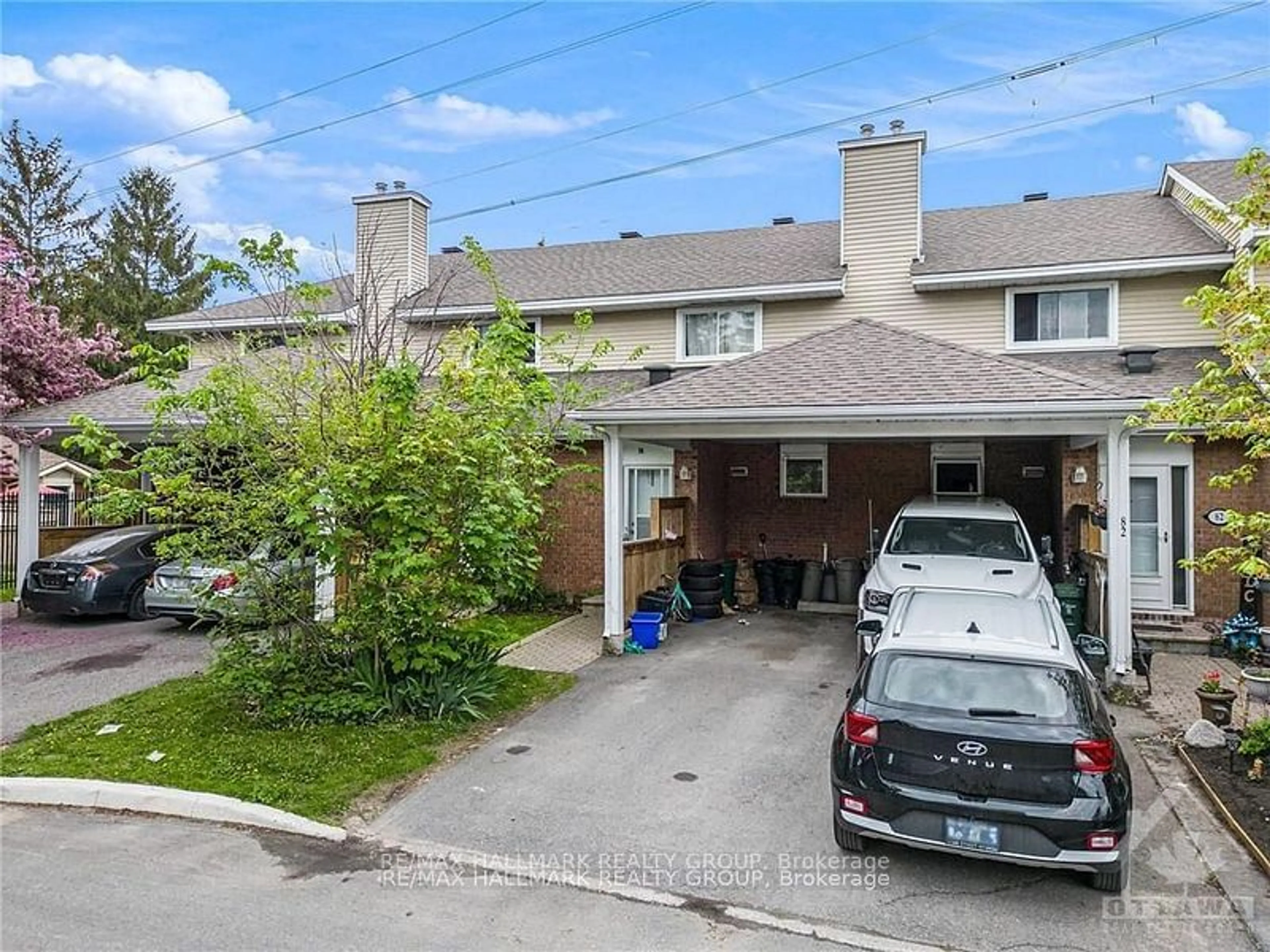 A pic from outside/outdoor area/front of a property/back of a property/a pic from drone, street for 84 Paddington #-, Hunt Club - South Keys and Area Ontario K1V 0S9