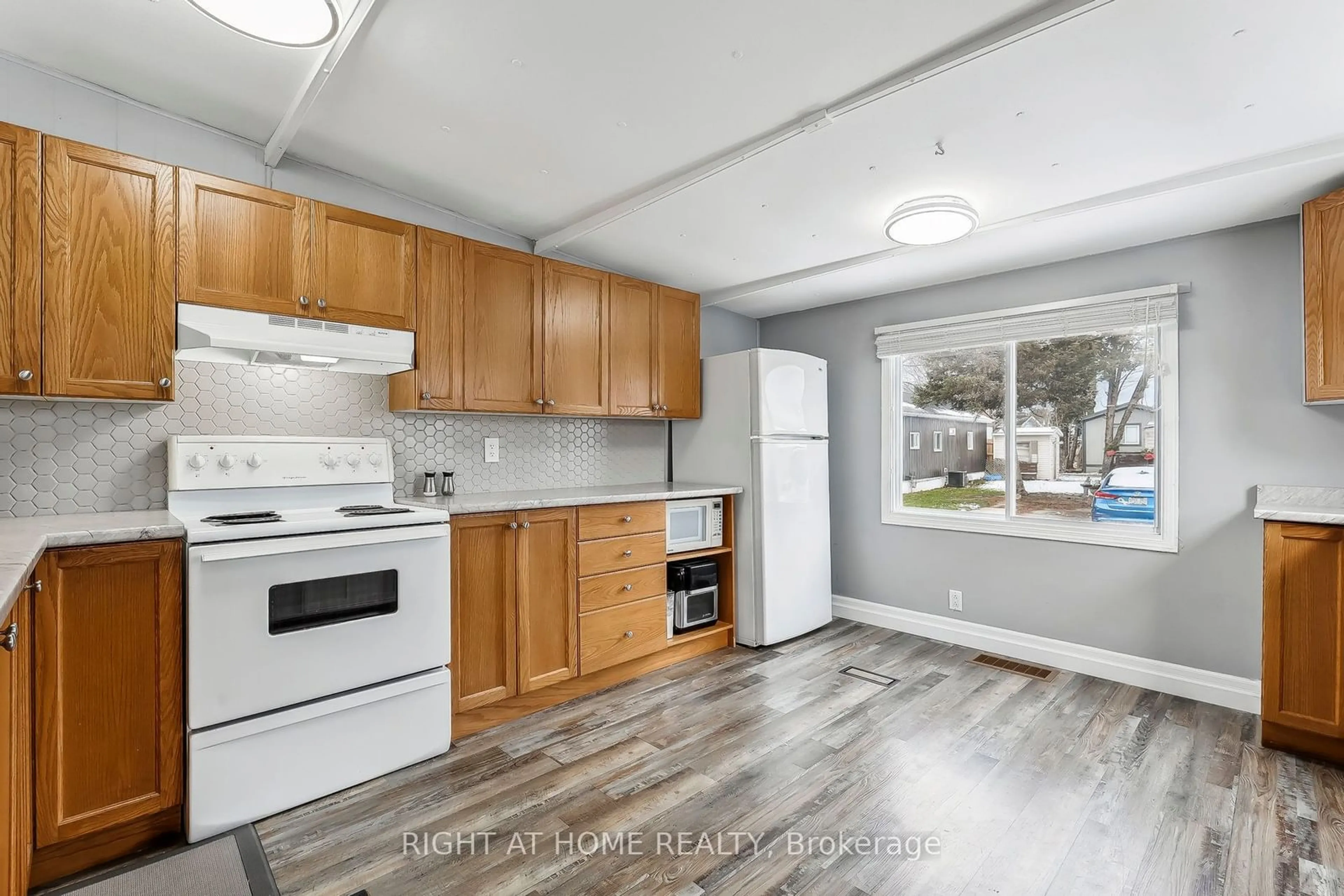 Standard kitchen, unknown for 4584 Abigail Lane, Lincoln Ontario L3J 0W1