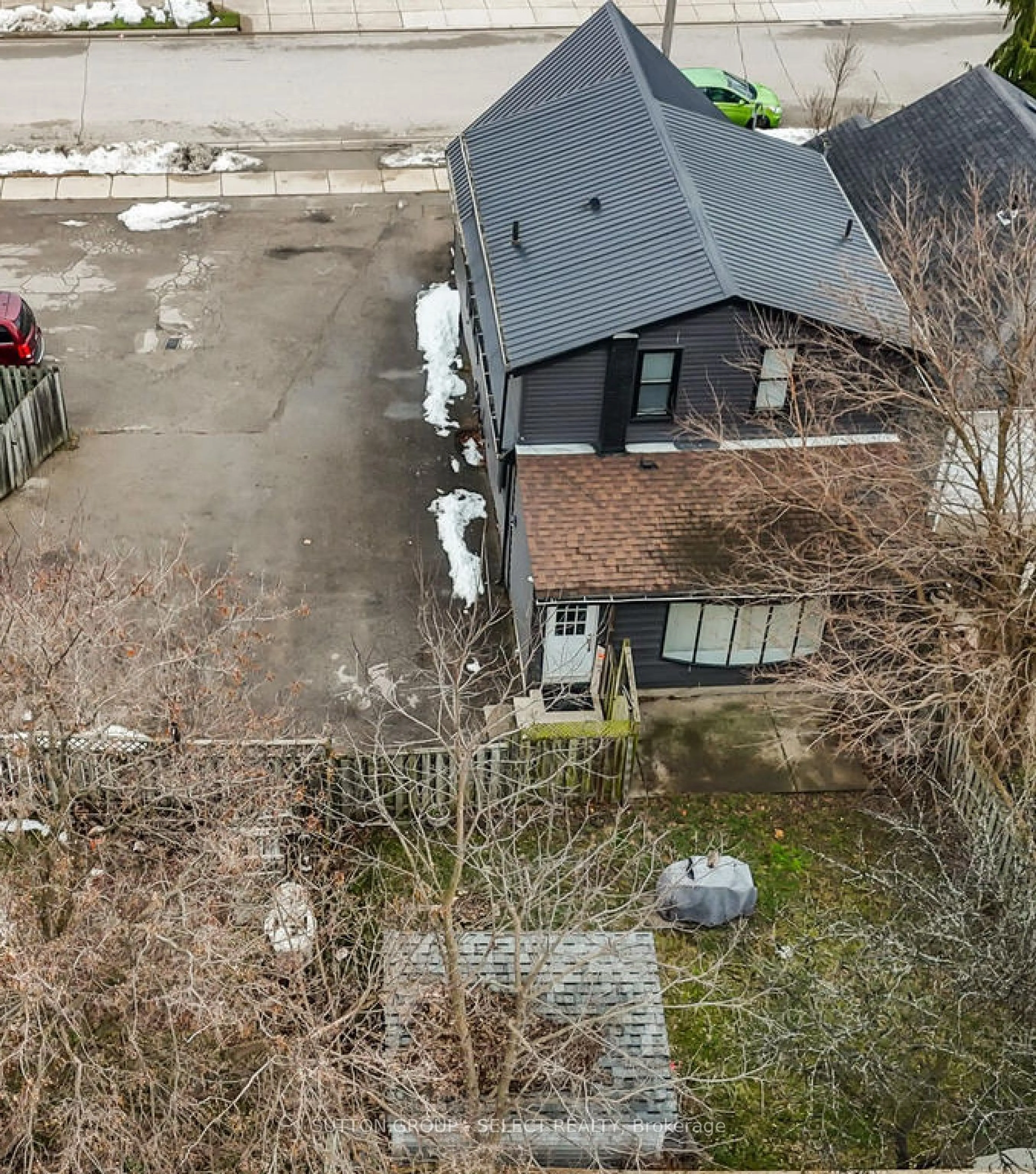 A pic from outside/outdoor area/front of a property/back of a property/a pic from drone, street for 165 MADISON Ave, London Ontario N5Z 2P5