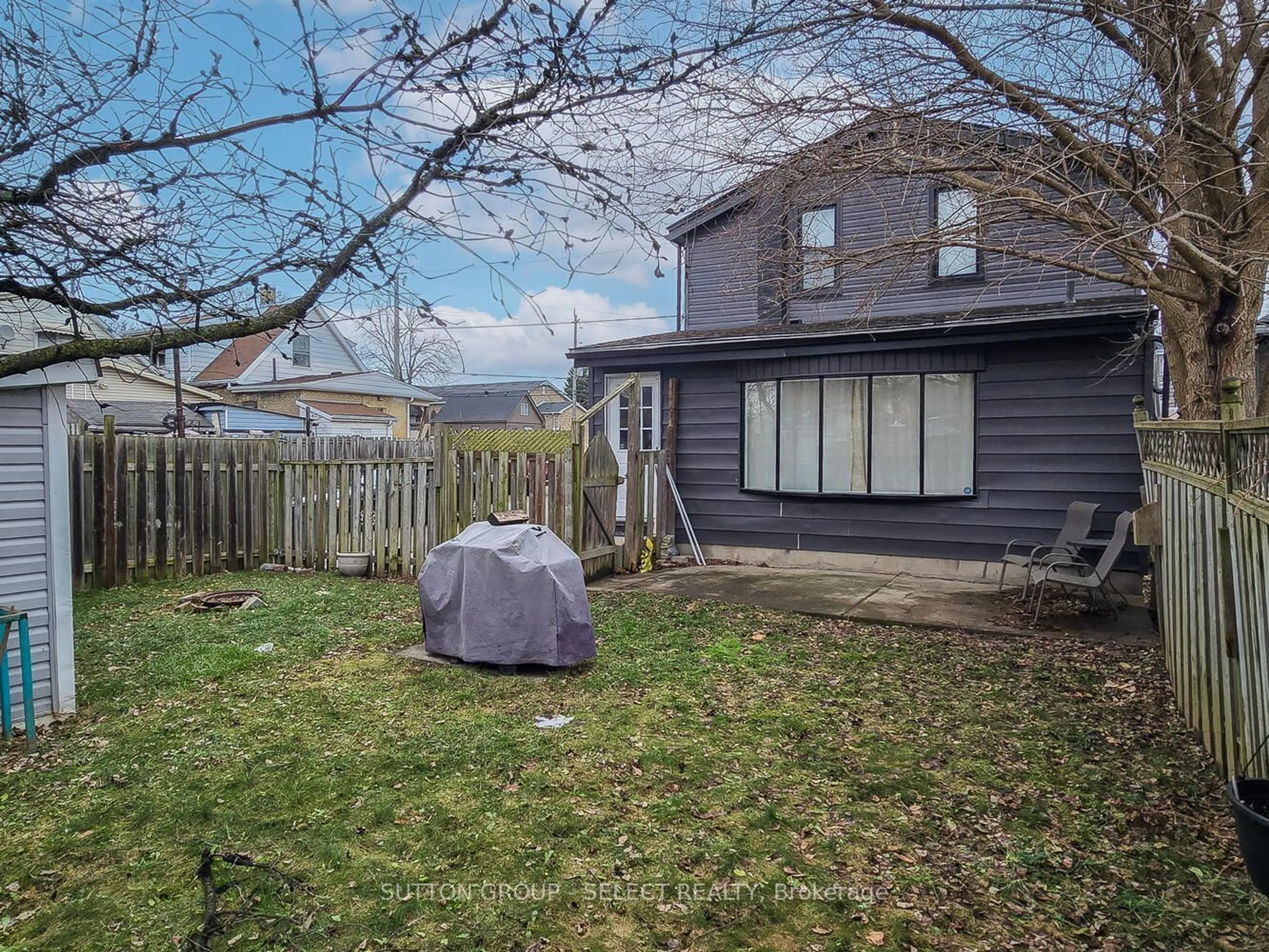 A pic from outside/outdoor area/front of a property/back of a property/a pic from drone, mountain view for 165 MADISON Ave, London Ontario N5Z 2P5