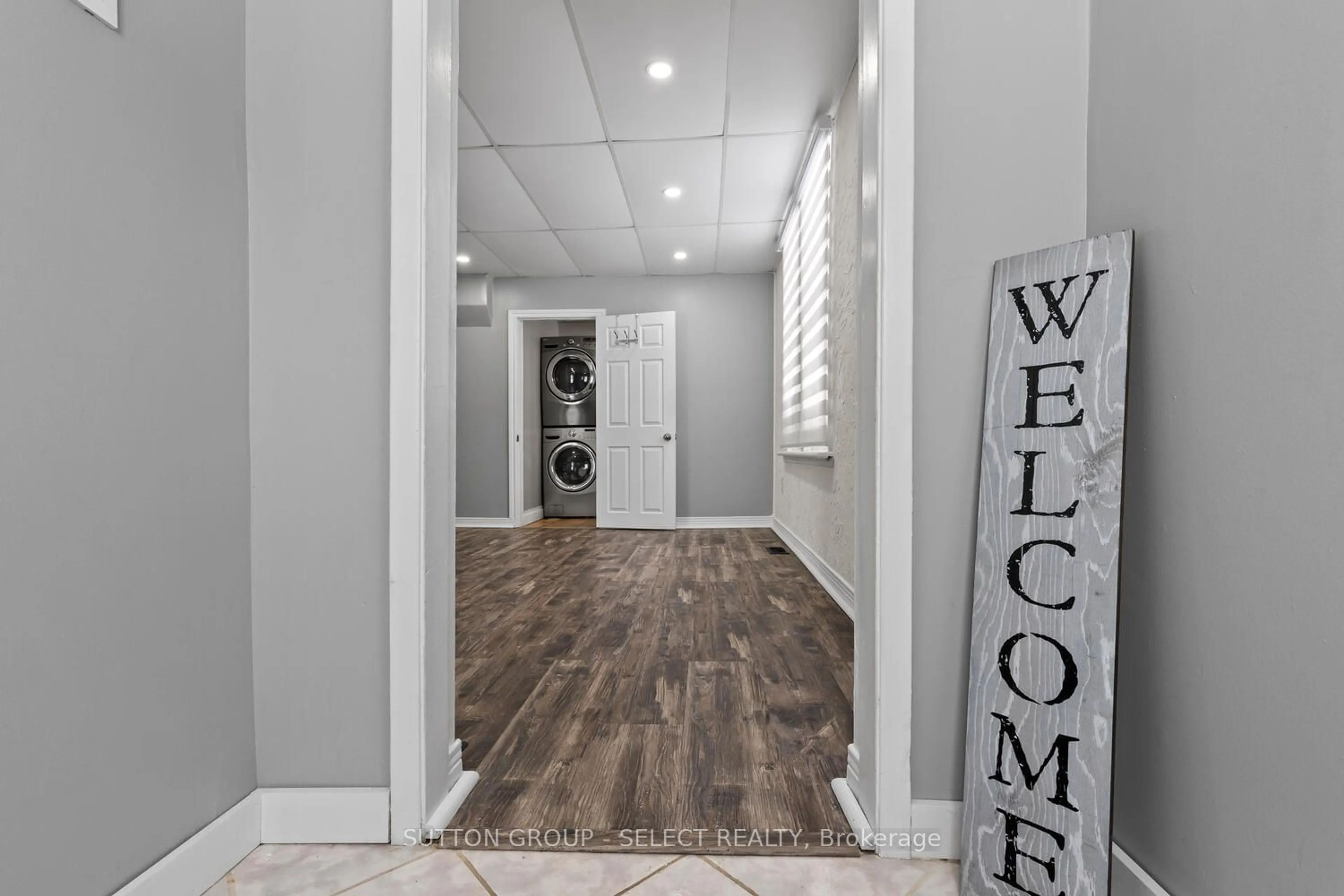 Indoor entryway for 165 MADISON Ave, London Ontario N5Z 2P5