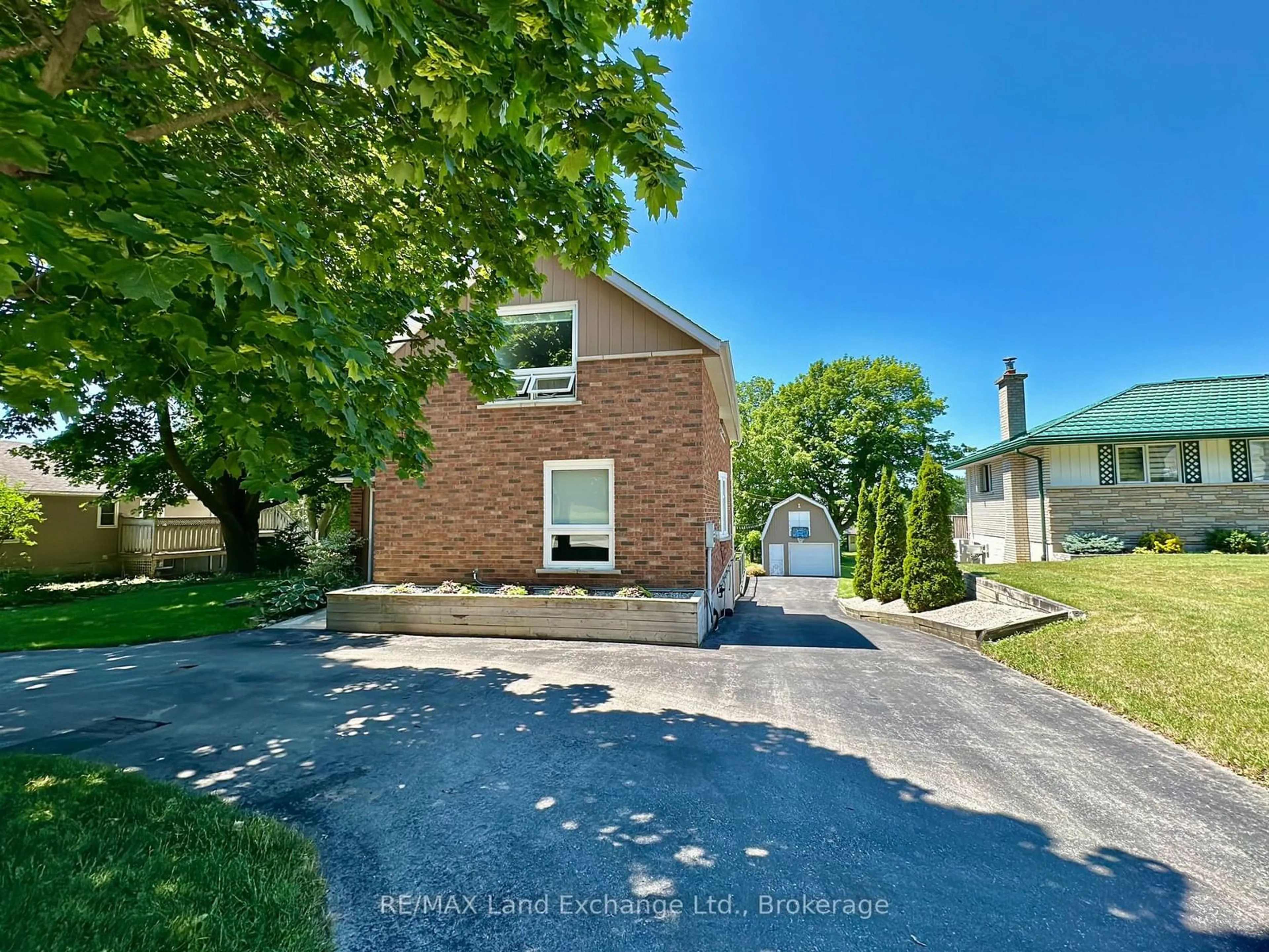 A pic from outside/outdoor area/front of a property/back of a property/a pic from drone, street for 1186 QUEEN St, Kincardine Ontario N2Z 1G5